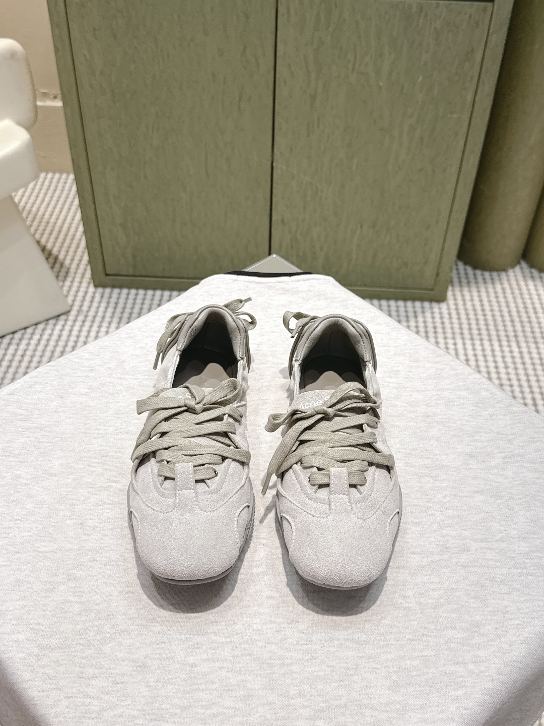 NO:560388,Purchasing agent Acne Studios 25ss new spring and summer catwalk ballet shoes. It can be said that every pair is a shoe that can be treasured. This year's ballet shoes are really beautiful. The design and ballet shoes are instantly stunning!  The details are completely compared to the original ones. The original molded outsole is very comfortable. The upper is cowhide. The lining is cowhide. The heel is high and flat. The original molded outsole is Size 35-40 (40 is custom-made and cannot be returned or exchanged), ballet shoes, Acne Studios, dior, cowhide.19860909代购级 Acne Studios 25ss 春夏季新款走秀款芭蕾鞋 可以说每一双都是可以珍藏的鞋子 今年这款芭蕾鞋真的是太美了 设计搭配芭蕾舞鞋瞬间仙儿到爆！ 细节完全对比原版做的相当精细 原版开模大底 舒适度拉满 鞋面牛皮 内里牛皮 跟高平底 大底原版开模 Size35-40（40 定做不退换）,芭蕾舞鞋,acne studios,dior,cowhide,Women's Shoes