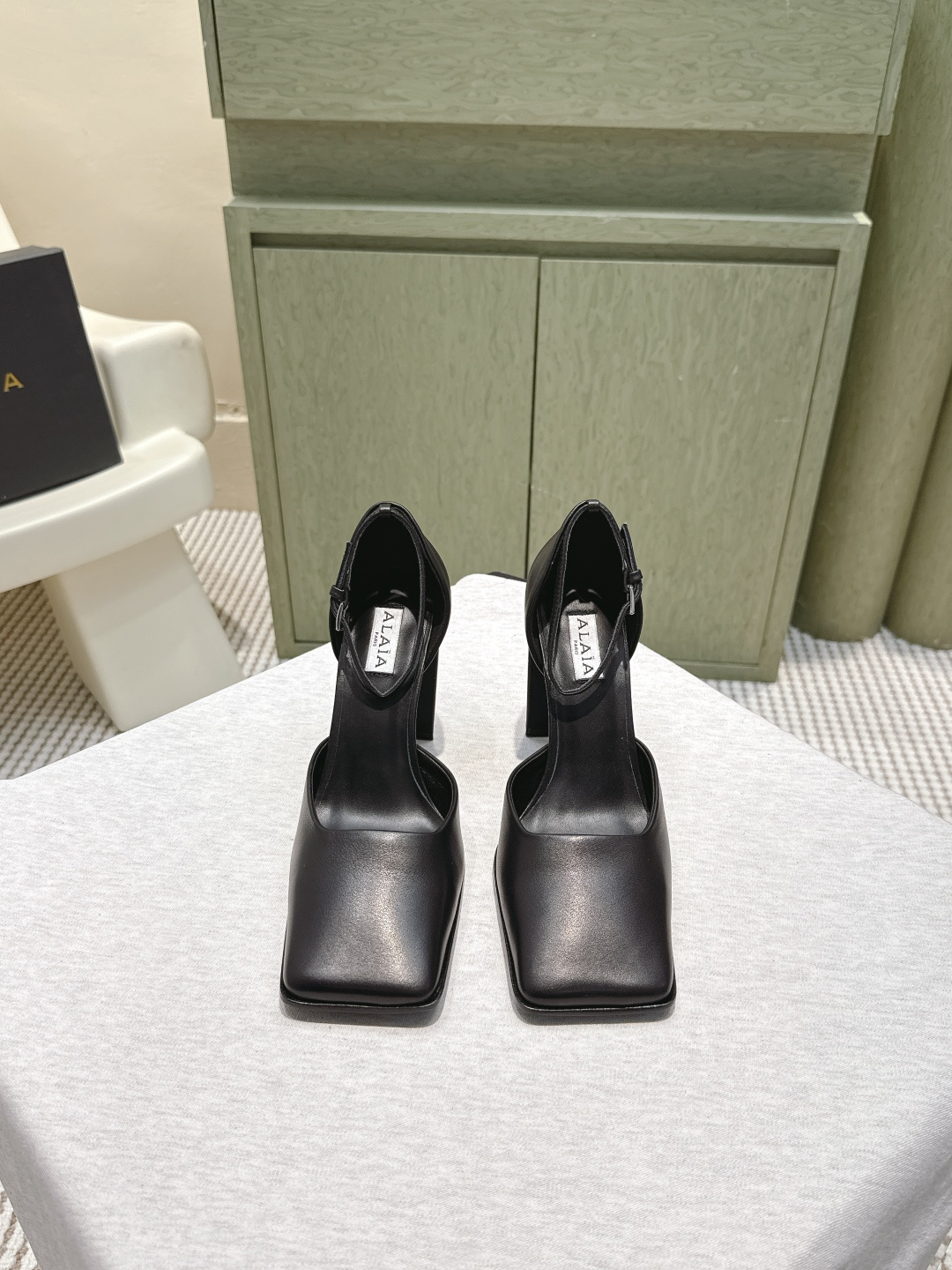 NO:560364,Purchasing agent Alaia 25ss simple and fashionable thick-heel square-toe sandals for autumn and winter. Fashionistas are looking for a pair of shoes that can combine comfort and style, and this pair is undoubtedly the best answer for this season!  Paired with simple straight jeans, it is a casual American style. Combined with a knitted dress, it is a gentle and elegant French style, which can be easily controlled in various occasions and becomes the finishing touch of autumn and winter outfits. Sheepskin upper, sheepskin lining, 10cm heel height, original cowhide sole, Size 35-39 (40.41.42 custom-made, non-refundable), boots and high heels, alaia, sandals, boots, high  heels,skirts,jeans,cowhide,sheepskin19860909代购级 Alaia 阿莱亚25ss 秋冬简易时髦精粗跟方头凉鞋 时尚达人都在寻觅一双能兼顾舒适与风格的单鞋 而这双无疑是这个季节的最佳答案！ 搭配简约的直筒牛仔裤 就是休闲的美式风格 与针织连衣裙组合 则是温柔优雅的法式风情 轻松驾驭各种场合 成为秋冬穿搭的点睛之笔. 鞋面羊皮 内里羊皮 跟高10cm 大底原版牛皮底 Size35-39（40.41.42定做不退换）,靴子高跟鞋,alaia,sandals,boots,high heels,skirts,jeans,cowhide,sheepskin,Women's Shoes