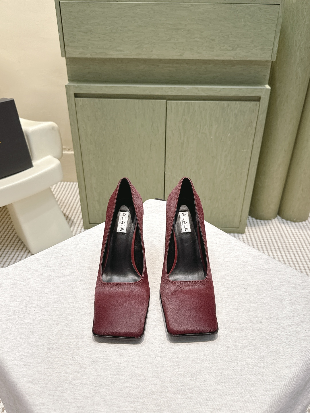 NO:560369,Purchasing agent Alaia 25ss simple and fashionable thick-heel square-toe sandals for autumn and winter. Fashionistas are looking for a pair of shoes that can combine comfort and style, and this pair is undoubtedly the best answer for this season!  Paired with simple straight jeans, it is a casual American style. Combined with a knitted dress, it is a gentle and elegant French style, which can be easily controlled in various occasions and becomes the finishing touch of autumn and winter outfits. Horse hair upper, sheepskin lining, 10cm heel height, original cowhide sole, Size 35-39 (40.41.42 custom-made, non-returnable), boots and high heels, alaia, sandals, boots, high  heels,skirts,jeans,cowhide,sheepskin19860909代购级 Alaia 阿莱亚25ss 秋冬简易时髦精粗跟方头凉鞋 时尚达人都在寻觅一双能兼顾舒适与风格的单鞋 而这双无疑是这个季节的最佳答案！ 搭配简约的直筒牛仔裤 就是休闲的美式风格 与针织连衣裙组合 则是温柔优雅的法式风情 轻松驾驭各种场合 成为秋冬穿搭的点睛之笔. 鞋面马毛 内里羊皮 跟高10cm 大底原版牛皮底 Size35-39（40.41.42定做不退换）,靴子高跟鞋,alaia,sandals,boots,high heels,skirts,jeans,cowhide,sheepskin,Women's Shoes