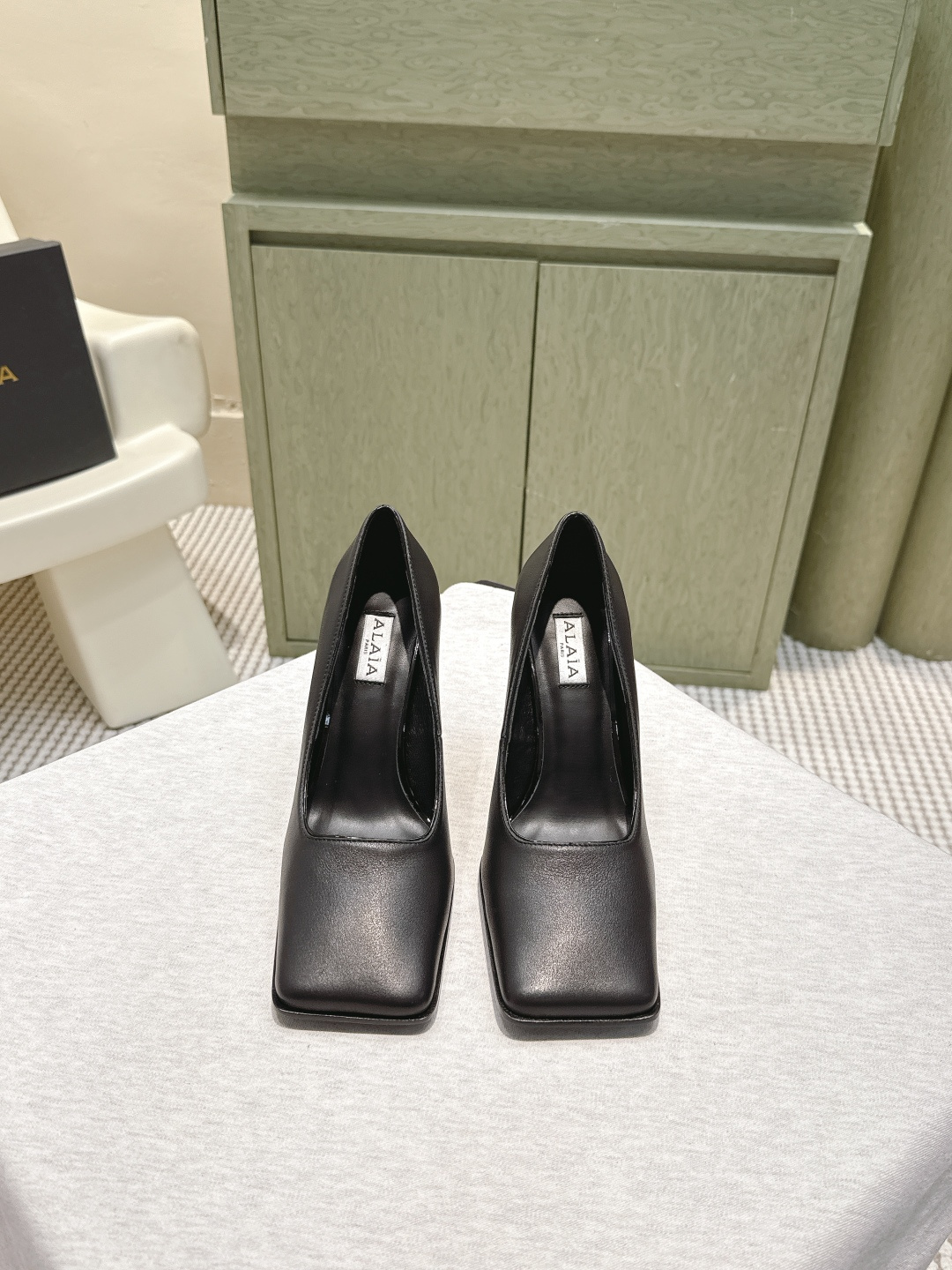 NO:560374,Purchasing agent Alaia 25ss simple and fashionable thick-heel square-toe sandals for autumn and winter. Fashionistas are looking for a pair of shoes that can combine comfort and style, and this pair is undoubtedly the best answer for this season!  Paired with simple straight jeans, it is a casual American style. Combined with a knitted dress, it is a gentle and elegant French style, which can be easily controlled in various occasions and becomes the finishing touch of autumn and winter outfits. Sheepskin upper, sheepskin lining, 10cm heel height, original cowhide sole, Size 35-39 (40.41.42 custom-made, non-refundable), boots and high heels, alaia, sandals, boots, high  heels,skirts,jeans,cowhide,sheepskin19860909代购级 Alaia 阿莱亚25ss 秋冬简易时髦精粗跟方头凉鞋 时尚达人都在寻觅一双能兼顾舒适与风格的单鞋 而这双无疑是这个季节的最佳答案！ 搭配简约的直筒牛仔裤 就是休闲的美式风格 与针织连衣裙组合 则是温柔优雅的法式风情 轻松驾驭各种场合 成为秋冬穿搭的点睛之笔. 鞋面羊皮 内里羊皮 跟高10cm 大底原版牛皮底 Size35-39（40.41.42定做不退换）,靴子高跟鞋,alaia,sandals,boots,high heels,skirts,jeans,cowhide,sheepskin,Women's Shoes