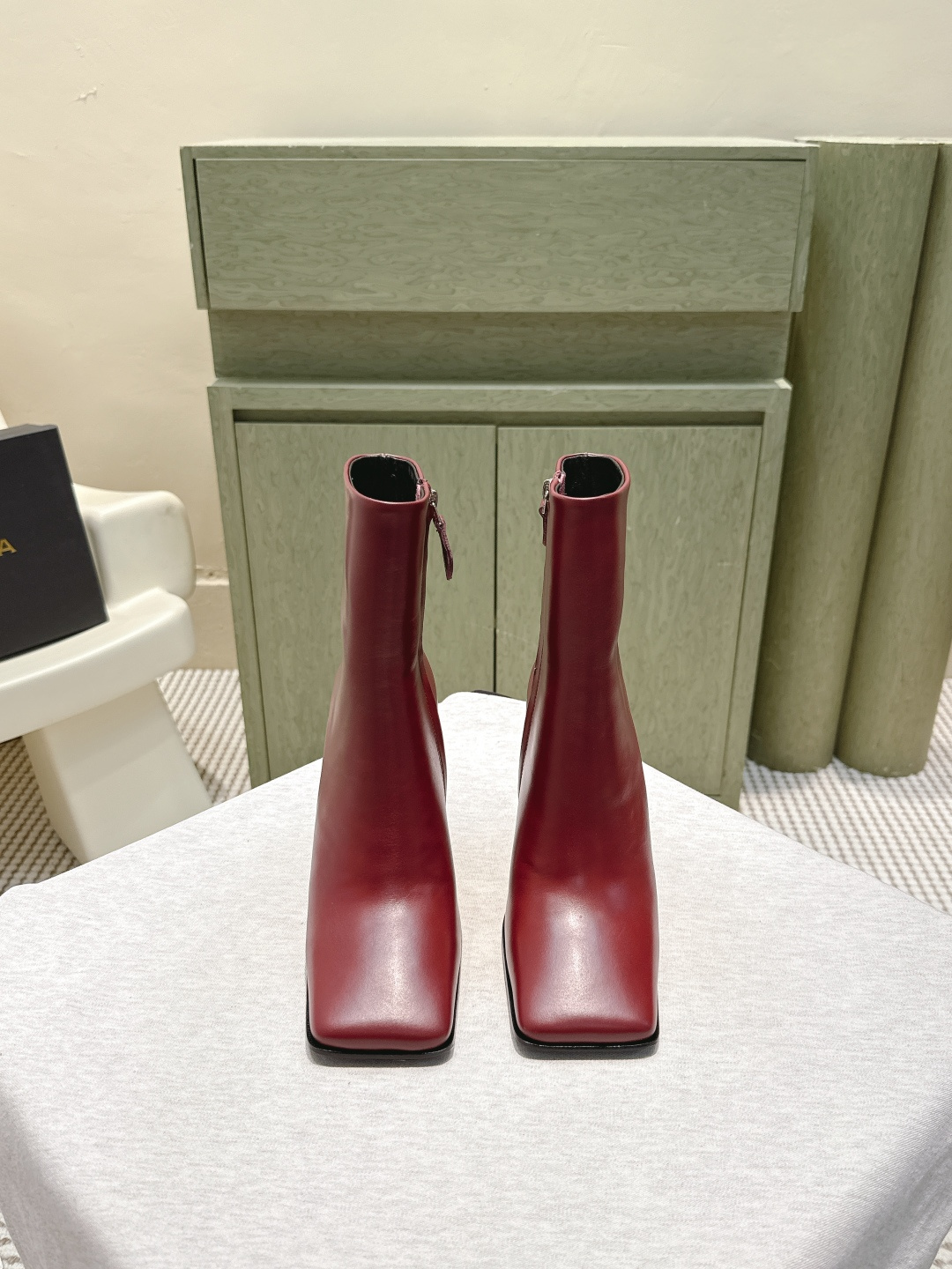 NO:560378,Purchasing agent ALAIA Minimalist fashionable side zipper thick heel square toe short boots high heel ankle boots Fashionistas are looking for a pair of short boots that can combine comfort and style, and this pair is undoubtedly the best answer this season!  Paired with simple straight jeans, it is a casual American style. Combined with a knitted dress, it is a gentle and elegant French style, which can easily control various occasions and become the finishing touch of autumn and winter outfits. Calfskin upper, sheepskin lining, 10cm heel height, original cowhide sole, Size35-39 (40.41.42 custom-made, non-refundable), boots and high heels, alaia, boots, high  heels,skirts,jeans,cowhide,sheepskin19860909代购级 ALAIA阿莱亚 极简风时髦精侧拉链粗跟方头短靴高跟及踝靴 时尚达人都在寻觅一双能兼顾舒适与风格的短靴 而这双无疑是这个季节的最佳答案！ 搭配简约的直筒牛仔裤 就是休闲的美式风格 与针织连衣裙组合 则是温柔优雅的法式风情 轻松驾驭各种场合 成为秋冬穿搭的点睛之笔. 鞋面小牛皮 内里羊皮 跟高10cm 大底原版牛皮底 Size35-39（40.41.42定做不退换）,靴子高跟鞋,alaia,boots,high heels,skirts,jeans,cowhide,sheepskin,Women's Shoes