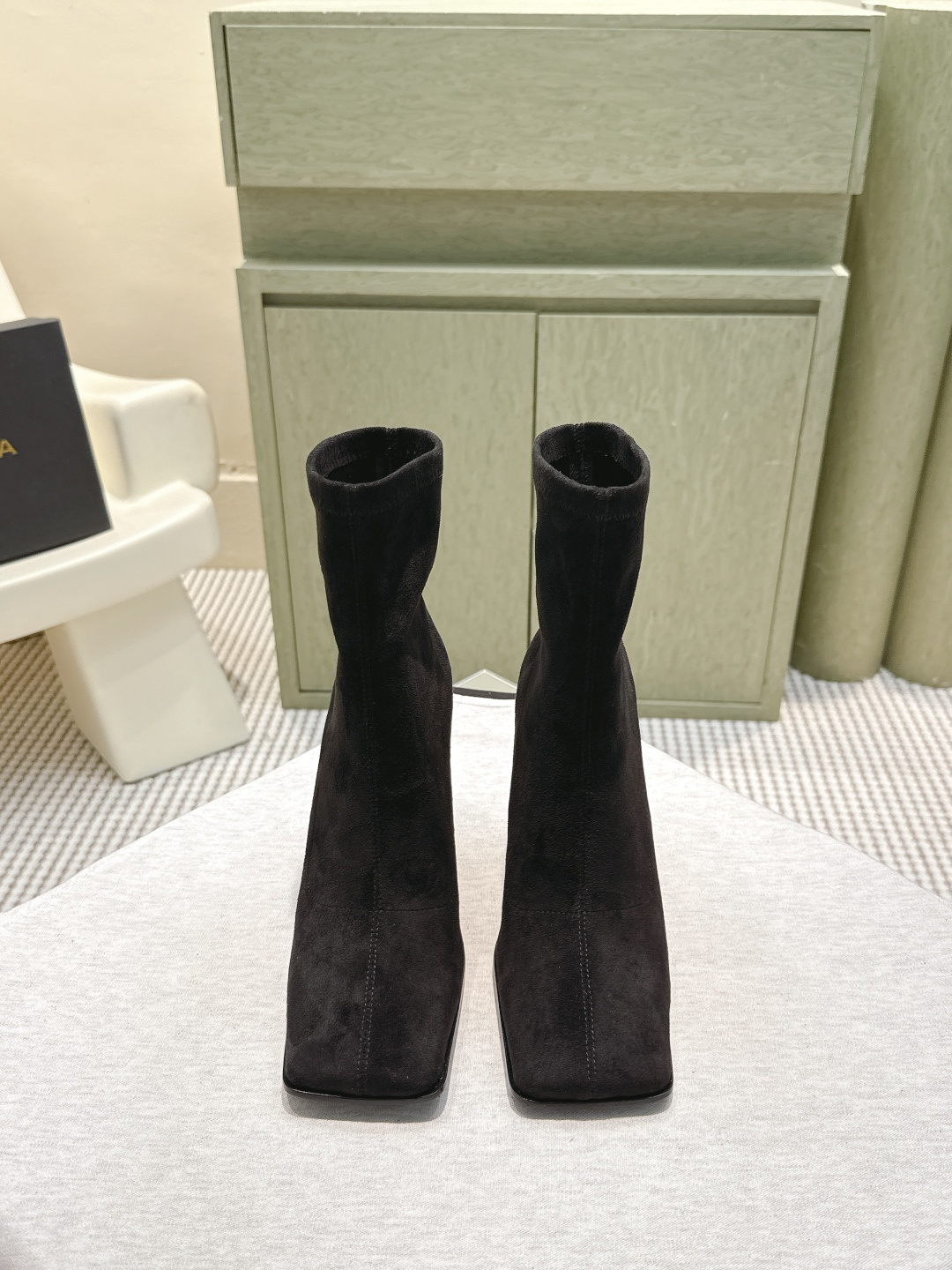 NO:561091,Purchasing agent ALAIA Minimalist fashionable side zipper thick heel square toe short boots high heel ankle boots Fashionistas are looking for a pair of short boots that can combine comfort and style, and this pair is undoubtedly the best answer this season!  Paired with simple straight jeans, it is a casual American style. Combined with a knitted dress, it is a gentle and elegant French style, which can be easily controlled in various occasions and becomes the finishing touch of autumn and winter outfits. Upper calfskin, lining sheepskin, heel height 10cm, outsole original cowhide sole Size35-39 (40.41.42 custom-made, non-returnable), boots, alaia, boots, skirts, jeans, cowhide, sheepskin19860909代购级 ALAIA阿莱亚 极简风时髦精侧拉链粗跟方头短靴高跟及踝靴 时尚达人都在寻觅一双能兼顾舒适与风格的短靴 而这双无疑是这个季节的最佳答案！ 搭配简约的直筒牛仔裤 就是休闲的美式风格 与针织连衣裙组合 则是温柔优雅的法式风情 轻松驾驭各种场合 成为秋冬穿搭的点睛之笔. 鞋面小牛皮 内里羊皮 跟高10cm 大底原版牛皮底 Size35-39（40.41.42定做不退换）,靴子,alaia,boots,skirts,jeans,cowhide,sheepskin,Women's Shoes