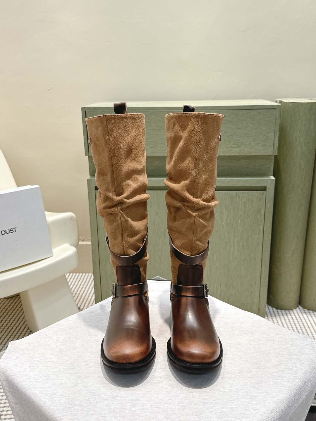 NO:561097,Purchasing agent level ICEDUST 25ss new autumn and winter boots. Called this year's best-looking boots, without exaggeration, retro and versatile, lazy and simple. Upper cowhide, lining sheepskin. Heel height 3cm. Original outsole. Size35-39 (40.41 custom-made, non-returnable), boots, boots, cowhide, sheepskin19860909代购级 ICEDUST 25ss 秋冬新款堆堆靴 称之为今年最好看的堆堆靴,毫不过分,复古百搭,慵懒简约 鞋面牛皮 内里羊皮 跟高3cm 大底原版开模 Size35-39（40.41定做不退换）,靴子,boots,cowhide,sheepskin,Women's Shoes