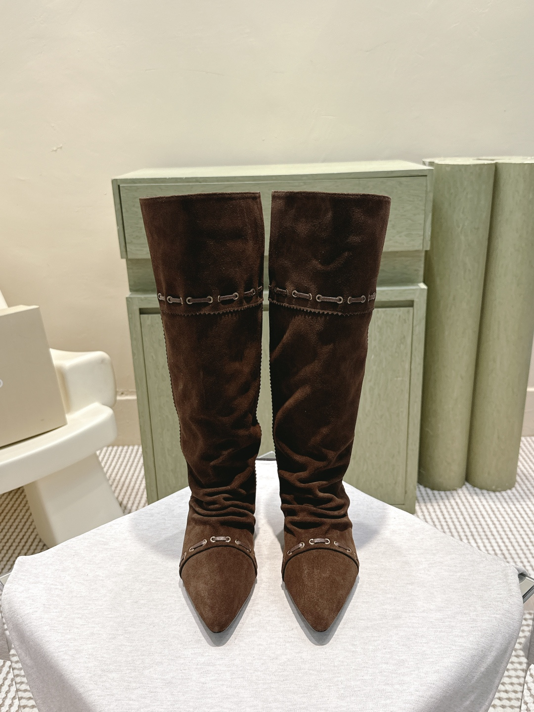 NO:561102,Purchasing agent Unfolio niche brand autumn and winter new pile boots, fashionable retro boots, stacked knee-high boots and ankle boots, Sienna stacked ankle boots, made of black calf leather, the leather is smooth and delicate, the texture is natural and smooth, the touch is firm and shiny, showing a low-key and elegant texture; the suede cowhide style has a lazy and casual temperament, the suede touch is soft and warm, and it becomes more and more close to the foot with wear, showing a relaxed and comfortable style.  The inner lining is made of high-elastic fabric, which makes your feet not stuffy when worn in spring and summer. It has a full wrapping feel in autumn and winter, and is both warm and comfortable against the skin. A 3cm invisible inner heightening design is specially added to make the height increase unobtrusive. It not only modifies the leg lines, but also avoids the bulky feeling of ordinary height-increasing shoes, making it not tiring after long-term wear.   The sole is made of super soft rubber material, which has excellent flexibility and can bend flexibly with the steps. It also has reliable anti-slip performance, making every step stable and comfortable. Upper cowhide/cow suede, inner sheepskin, heel height 3cm, outsole original rubber sole Size35-40 (40. Customized, non-refundable), boots, boots, cowhide, sheepskin19860909代购级 Unfolio 小众品牌秋冬新款堆堆靴时髦复古长靴堆叠感及膝靴踝靴 Sienna 堆叠感踝靴,黑色甄选小牛皮,皮质光滑细腻,纹理自然流畅,触感紧实且富有光泽,呈现低调优雅的质感;反毛牛皮款则自带慵懒随性气质,绒面触感柔和温润,随穿着愈发贴合足部,尽显松弛自在的风格. 内里均采用高弹织物材质,春夏季节穿着不闷脚,秋冬包裹感拉满,兼具保暖性与舒适亲肤性.特别加入3cm 隐形内增高设计,增高不突兀,既修饰腿部线条,又避免普通增高鞋的笨重感,久穿不累. 鞋底选用超软橡胶材质,柔韧度优异,能随步伐灵活弯曲,同时具备可靠的抗滑性能,让每一步都稳健舒适. 鞋面牛皮/牛反绒 内里羊皮 跟高3cm 大底原版橡胶底 Size35-40（40.定做不退换）,靴子,boots,cowhide,sheepskin,Women's Shoes