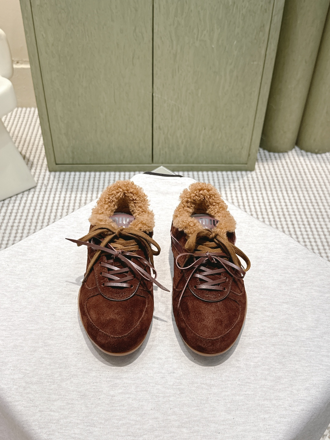 NO:561083,Purchasing agent level MiuMiu Miu Miu's latest American retro style old casual moral training shoes ~ popular sports shoes with good looks. A must-have ~ old fashion, simple and high-end. It is very comfortable to match with your feet. It is a must-have for the year.  The latest catwalk sports dad shoes, popular among domestic and foreign bloggers, are the Xiaohongshu Zhongcao series, which are retro and fashionable. The simple sports sneaker design and highly recognizable tongue create a sweet casual style of Buddhist style~~ The footwear is full of atmosphere and can be matched casually. The mainstream double shoelace design focuses on a fashion. Upper cowhide/nubuck leather. Lining wool. High flat sole. Original model size 35-40 (40)  Customized (non-refundable), casual shoes/sports shoes, miumiu, sneakers, cowhide19860909代购级 MiuMiu缪缪最新款美式复古风老休闲德训鞋 ~ 颜值担当火爆款运动鞋 不得不入的一款～做旧时尚,简约高级 随意搭配上脚非常舒适,年度必入款 最新走秀款运动老爹鞋国内外博主刷爆的一款,小红书种草系列,复古又时髦上脚美炸了简约的运动板鞋设计,极具辨识度的鞋舌,打造佛系甜美的休闲风~~上脚气场十足随意搭配 主流双鞋带设计 主打一个时尚 鞋面牛皮/磨砂皮 内里羊毛 跟高平底 大底原版开模 Size35-40（40 定做不退换）,休闲鞋/运动鞋,miumiu,sneakers,cowhide,Women's Shoes