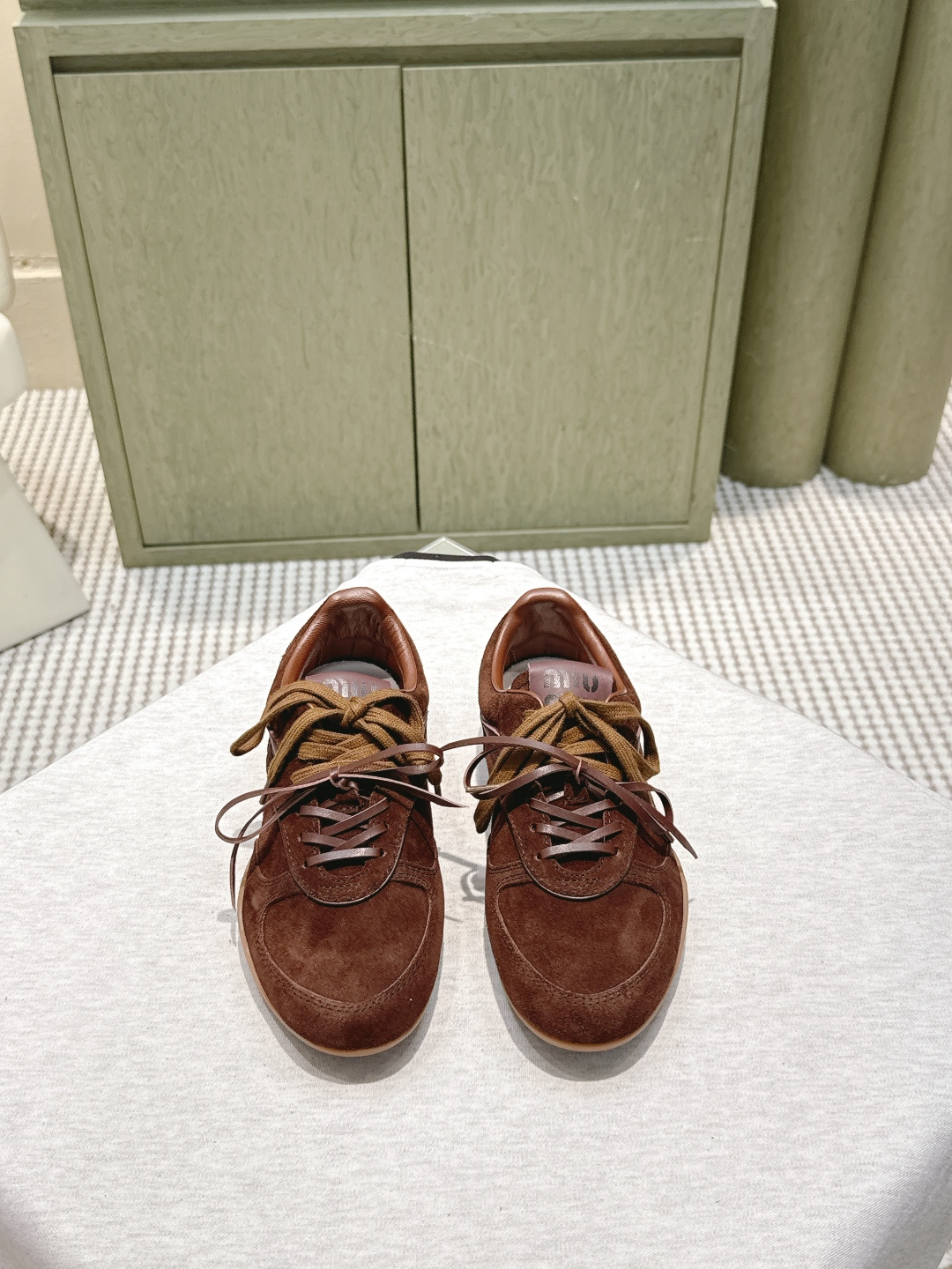 NO:561087,Purchasing agent level MiuMiu Miu Miu's latest American retro style old casual moral training shoes ~ popular sports shoes with good looks. A must-have ~ old fashion, simple and high-end. It is very comfortable to match with your feet. It is a must-have for the year.  The latest catwalk style sports dad shoes that are popular among bloggers at home and abroad, Xiaohongshu Zhongcao series, retro and fashionable, beautiful on the feet, simple sports sneaker design, highly recognizable tongue, creating a sweet casual style of Buddhist style~~ full of footwear, casual matching, mainstream double shoelace design, focusing on a fashion, upper cowhide/nubuck leather, lining cowhide, high flat sole, original model size 35-40 (40)  Customized (non-refundable), casual shoes/sports shoes, miumiu, sneakers, cowhide19860909代购级 MiuMiu缪缪最新款美式复古风老休闲德训鞋 ~ 颜值担当火爆款运动鞋 不得不入的一款～做旧时尚,简约高级 随意搭配上脚非常舒适,年度必入款 最新走秀款运动老爹鞋国内外博主刷爆的一款,小红书种草系列,复古又时髦上脚美炸了简约的运动板鞋设计,极具辨识度的鞋舌,打造佛系甜美的休闲风~~上脚气场十足随意搭配 主流双鞋带设计 主打一个时尚 鞋面牛皮/磨砂皮 内里牛皮 跟高平底 大底原版开模 Size35-40（40 定做不退换）,休闲鞋/运动鞋,miumiu,sneakers,cowhide,Women's Shoes