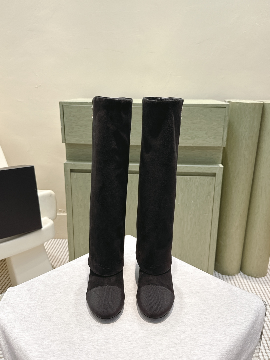 NO:561114,Purchasing agent chanel 25b new arrival～Xiaoxiang 25 new autumn and winter high boots straight leg lengthening highlights, Xiaoxiang at a glance!  It seems a bit exaggerated, but when paired with tall and wide boots, it actually looks harmonious and elegant!  The texture of the calfskin is really good, soft and waxy, and it feels great on your feet!  Calfskin upper, cowhide lining, heel height 4.5cm, original genuine leather outsole, Size 35-39 (40.41 custom-made, non-returnable), boots, chanel, boots, cowhide19860909代购级 chanel 25b new arrival～小香25秋冬高靴新品 直筒显腿长的亮点,一眼小香！ 看似有点夸张,但搭配高高宽宽的靴筒,实则协调大气的呢！ 小牛皮的质感贼好,软软糯糯,脚感超赞的！ 鞋面小牛皮 内里牛皮 跟高4.5cm 大底原版真皮底 Size35-39（40.41定做不退换）,靴子,chanel,boots,cowhide,Women's Shoes