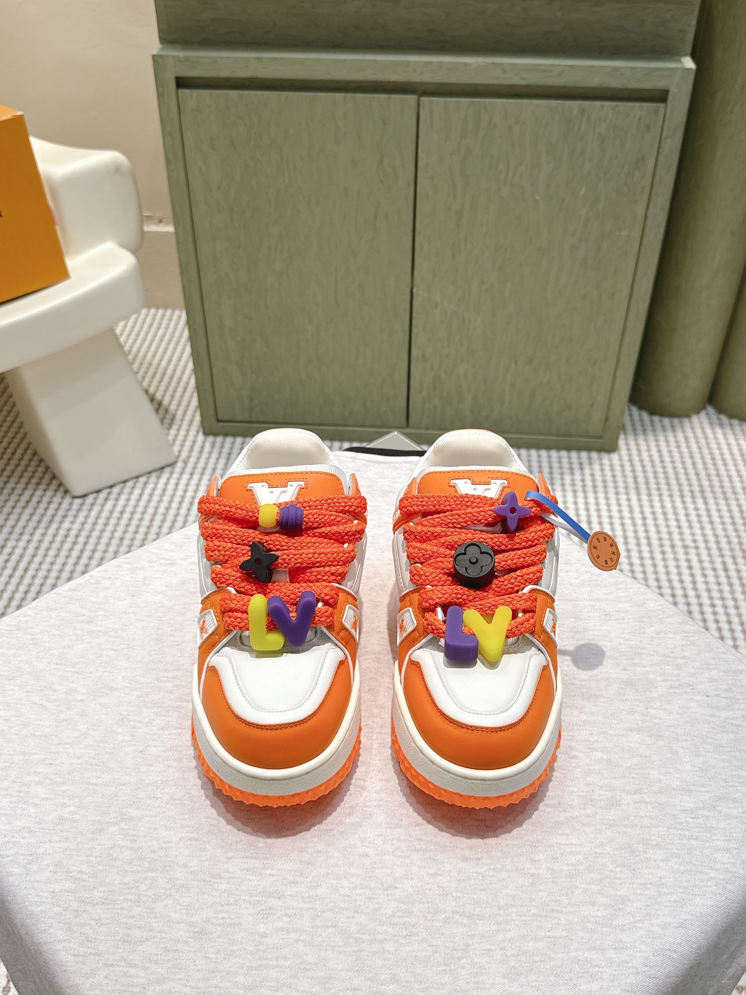 NO:561086,Guangdong purchasing agent grade (official website sync box packaging) Since Trainer became Maxi, and with Wang Jiaer's blessing, it once became the top fashion sneaker. This time, the black fat black warrior color is also very good-looking. This time the color matching uses a large area of ​​black suede with a raw rubber outsole, which has both appearance and texture. The black color is also versatile, and it is highly recognizable in a low-key manner.  The difference is that there are no additional beads on the shoelaces except for the LV buckle on the toe. In addition, these shoes do not press on the instep and are very comfortable to wear. The upper is original imported cowhide, the lining is original mesh, the heel height is 5cm, the outsole is original molded, Size35-45 (40 for women, 38.45.46 for men, custom-made and non-returnable), casual shoes/sports shoes, Louis   vuitton,sneakers,cowhide,chamois leather19860909莞产代购级（官网同步盒包装） 自Trainer变成了小胖丁Maxi后,加上王嘉尔的加持,一度成为了时尚潮流的顶配球鞋.这次黑色胖胖的黑武士配色也十分好看. 这次配色上运用了大面积黑色麂皮搭配生胶外底的调配,颜值和质感兼具.黑色配色也百搭,低调中也带着极高的辨识度. 不同的是鞋带上除了鞋头的LV鞋扣外,没有了额外的串珠.另外这双鞋子也不压脚背,穿起来很舒服. 鞋面原版进口牛皮 内里原版网布 跟高5cm 大底原版开模 Size35-45（女40.男38.45.46定做不退换）,休闲鞋/运动鞋,louis vuitton,sneakers,cowhide,chamois leather,Women's Shoes