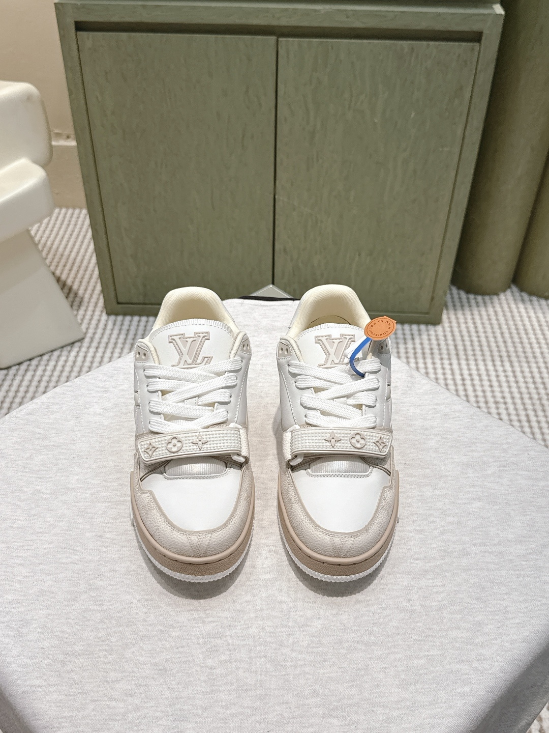 NO:561099,Guan-made purchasing agent grade (official website synchronized box packaging) Louis Vuitton 25ss Lujia’s hot model!  Trainer sneakers are a must buy for everyone, you will never regret it!  Super versatile and high-end!  It goes well with any kind of clothes. The most important thing is that it is very attractive. The manufacturing process of the top OEM is very strict!  The materials are all top-grade cowhide customized from overseas, and the texture of the leather is the same as the original. It is super high-end, especially the texture that comes out when the shoe is bent, it has a completely ZP feel!  The outsole is also custom-made by our private model, with exclusive control. The entire font and concave and convex feel are difficult to distinguish between true and false. The upper is made of original cowhide, the lining is original mesh, and the heel height is 4.5cm. The original outsole is molded. Size35-46 (40.41 for women, 38.45.46 for men, custom-made and non-returnable), casual shoes/sports shoes, louis vuitton, louis vuitton, louis vuitton, sneakers, cowhide19860909莞产代购级（官网同步盒包装） Louis Vuitton 25ss 驴家的爆款！trainer板鞋,每个人都必须入的款,绝不后悔！ 超级百搭高级！什么衣服都好搭.最主要是超耐看的. 顶级代工厂制程超严格！材料都是海外定制的顶级牛皮,皮纹质感都是原版的感觉 超高级,特别是鞋子折弯的时候出来的纹路,完完全全就是zp的感觉！ 大底也是我们私模定制的,独家把控,整个字体和凹凸感,真假难辨. 鞋面原版牛皮 内里原版网布 跟高4.5cm 大底原版开模 Size35-46（女40.41男38.45.46定做不退换）,休闲鞋/运动鞋,louis vuitton,louis vuitton,louis vuitton,sneakers,cowhide,Women's Shoes