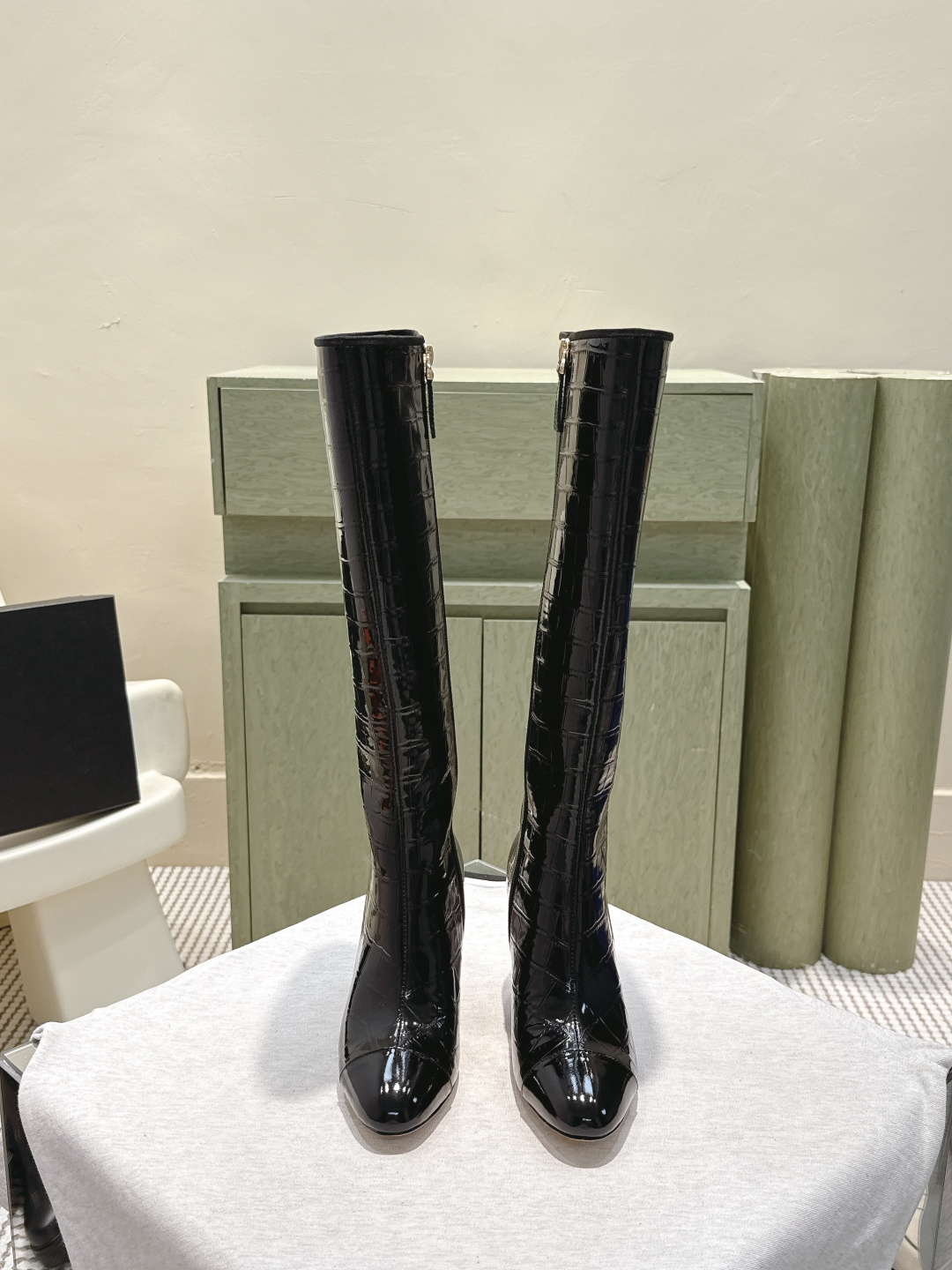 NO:561082,Purchasing-grade Chanel two-color splicing high-heeled short boots, off-white patent leather + black splicing, rhombus pattern + pearl embellishment, elegant and high-end design. Thick heel design, comfortable and long legs, super points for autumn and winter wear! It can be easily worn in cigarette pants or skirts, suitable for commuting or formal occasions. Classic style, practical and fashionable, it is a versatile artifact in the shoe cabinet, it looks good no matter how it is matched~ Original stone grain calf leather on the upper, sheepskin lining  Heel height 8.5cm, outsole original cowhide sole Size 35-39 (34.40.41.42 custom-made, non-returnable), boots, chanel, boots, skirts, cowhide, sheepskin19860909代购级 Chanel双色拼接高跟短靴,米白漆皮+黑色拼接,菱格纹+珍珠点缀,优雅又高级计.粗跟设计,舒适又显腿长,秋冬穿搭超加分!无论烟管裤还是裙装都能轻松驾驭,通勤或正式场合都很适合.经典小香风,实用又时髦,是鞋柜里的百搭神器,怎么搭都好看~ 鞋面原版石头纹小牛皮 内里羊皮 跟高8.5cm 大底原版牛皮底 Size35-39（34.40.41.42定做不退换）,靴子,chanel,boots,skirts,cowhide,sheepskin,Women's Shoes