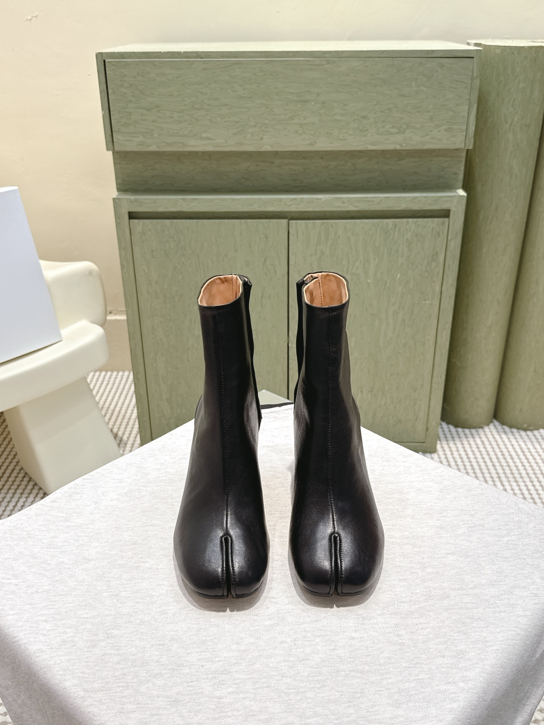 NO:562122,Purchasing-grade Maison Margiela Tabi split-toe short boots. Maison Margiela's classic Tabi split-toe short boots are inspired by Japanese footbags and are highly recognizable! Made of Italian sheepskin, they are soft and breathable and comfortable to wear. The thick heel design elongates the leg line while walking steadily without tiring. It is suitable for daily commuting or standing for long periods of time. The split-toe structure + genuine leather sole has a retro and modern feel. It can be easily matched with jeans, suit pants and skirts. It is a must-have for autumn and winter. It is a timeless item in the fashion circle!  Original calfskin for the upper, original cowhide for the lining, heel height 6.5/7.5cm, original molding for the outsole, Size 35-40 (40, custom made, non-returnable), boots, boots, skirts, jeans, business   suit,cowhide,sheepskin19860909代购级 Maison Margiela Tabi分趾短靴 Maison Margiela经典Tabi分趾短靴,灵感源自日本足袋,辨识度超高!意大利羊皮材质,柔软透气,穿着舒适.粗跟设计,拉长腿部线条同时稳走不累,日常通勤或长时间站立都OK计.分趾结构+真皮鞋底,复古摩登感满满,牛仔裤、西装裤、裙装都能轻松搭配,秋冬穿搭必备,时尚圈永不过时的单品! 鞋面原版小牛皮 内里原版牛皮 跟高6.5/7.5cm 大底原版开模 Size35-40（40 定做不退换）,靴子,boots,skirts,jeans,business suit,cowhide,sheepskin,Women's Shoes