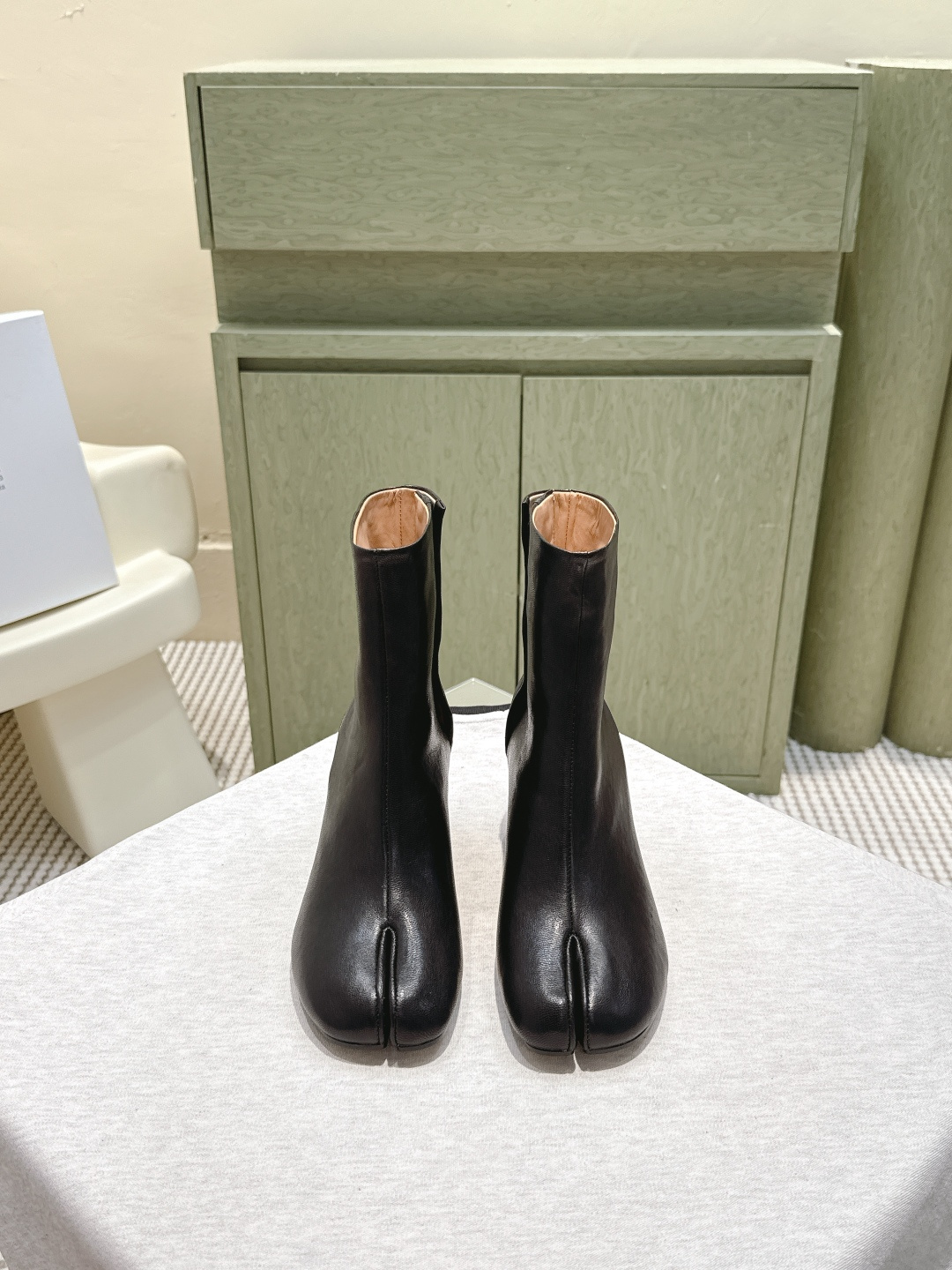 NO:562127,Purchasing-grade Maison Margiela Tabi split-toe short boots. Maison Margiela's classic Tabi split-toe short boots are inspired by Japanese footbags and are highly recognizable! Made of Italian sheepskin, they are soft and breathable and comfortable to wear. The thick heel design elongates the leg line while walking steadily without tiring. It is suitable for daily commuting or standing for long periods of time. The split-toe structure + genuine leather sole has a retro and modern feel. It can be easily matched with jeans, suit pants and skirts. It is a must-have for autumn and winter. It is a timeless item in the fashion circle!  Original calfskin for the upper, original cowhide for the lining, heel height 6.5/7.5cm, original molding for the outsole, Size 35-40 (40, custom made, non-returnable), boots, boots, skirts, jeans, business   suit,cowhide,sheepskin19860909代购级 Maison Margiela Tabi分趾短靴 Maison Margiela经典Tabi分趾短靴,灵感源自日本足袋,辨识度超高!意大利羊皮材质,柔软透气,穿着舒适.粗跟设计,拉长腿部线条同时稳走不累,日常通勤或长时间站立都OK计.分趾结构+真皮鞋底,复古摩登感满满,牛仔裤、西装裤、裙装都能轻松搭配,秋冬穿搭必备,时尚圈永不过时的单品! 鞋面原版小牛皮 内里原版牛皮 跟高6.5/7.5cm 大底原版开模 Size35-40（40 定做不退换）,靴子,boots,skirts,jeans,business suit,cowhide,sheepskin,Women's Shoes