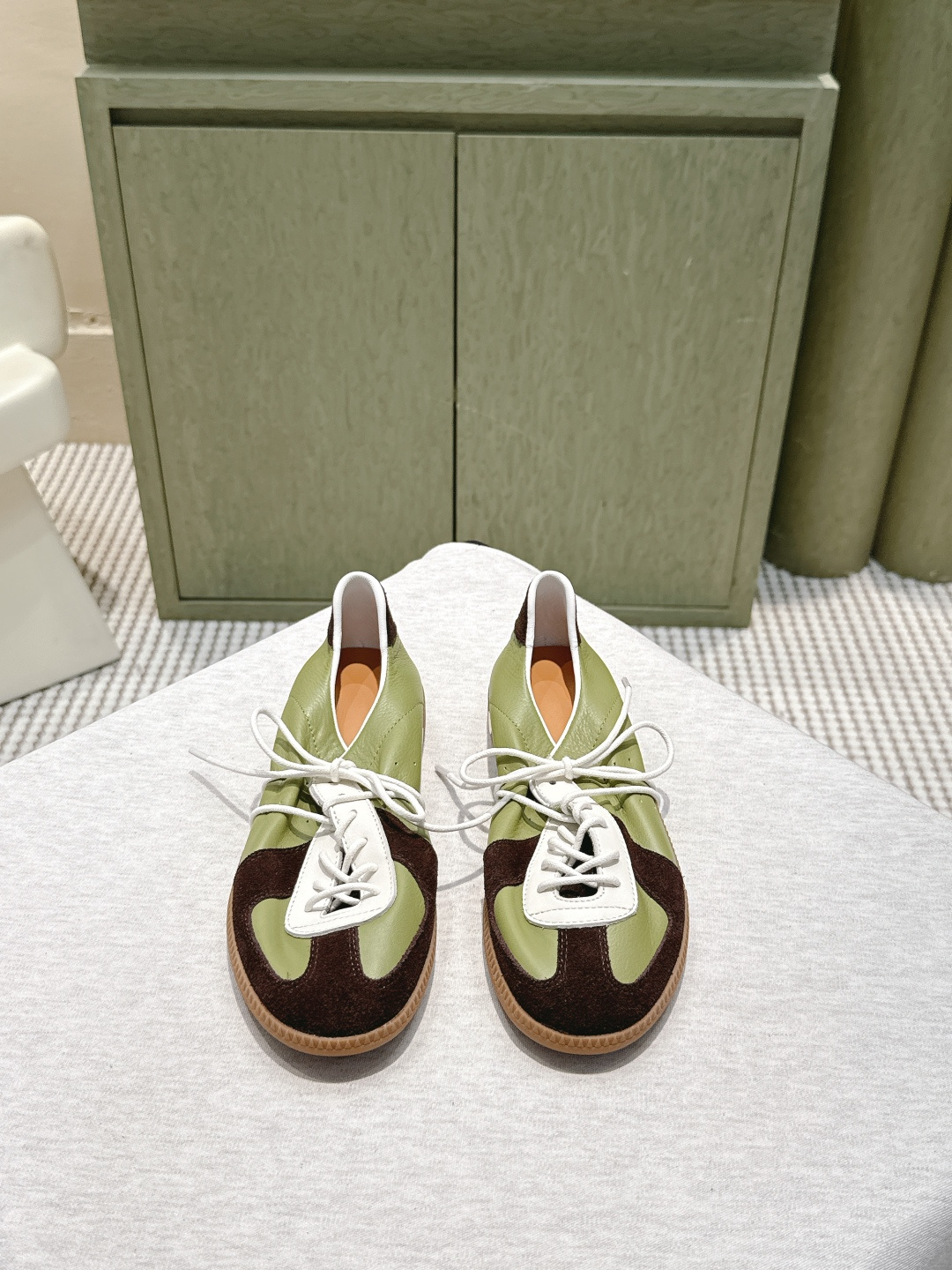 NO:562117,Purchasing-grade DEVOTION color-blocked lace-up flats, made of a variety of leather splicing, pink brown, green brown, black and white, brown and white colors, retro and fashionable. The upper is smooth leather + suede, the texture is perfect, and the white laces are simple and versatile. The rubber soles are wear-resistant and comfortable, suitable for daily commuting or leisure ~ they can be easily worn in jeans or skirts, and they are very atmospheric in spring and summer. The shoe box is printed with the brand logo, the details are very exquisite, and it is highly recommended for gifts and personal use I  Original cowhide/cow suede upper, original cowhide lining, high flat sole, original rubber outsole, Size 35-45 (40.41 for women, 38.45.46 for men, custom-made and non-returnable), single shoes, flats, skirts, jeans, cowhide19860909代购级 DEVOTION拼色系带平底鞋,采用多种皮革拼接,粉棕、绿棕、黑白、棕白配色,复古又时髦.鞋面光滑皮革+绒面革,质感满分,白色系带简约百搭.橡胶鞋底耐磨舒适,日常通勤或休闲都很适合~无论牛仔裤还是裙装都能轻松驾驭,春夏季节穿超有氛围感.鞋盒印有品牌 Logo,细节很精致,送礼自用都很推荐I 鞋面原版牛皮/牛反绒 内里原版牛皮 跟高平底 大底原版橡胶底 Size35-45（女40.41男38.45.46 定做不退换）,单鞋,flats,skirts,jeans,cowhide,Women's Shoes