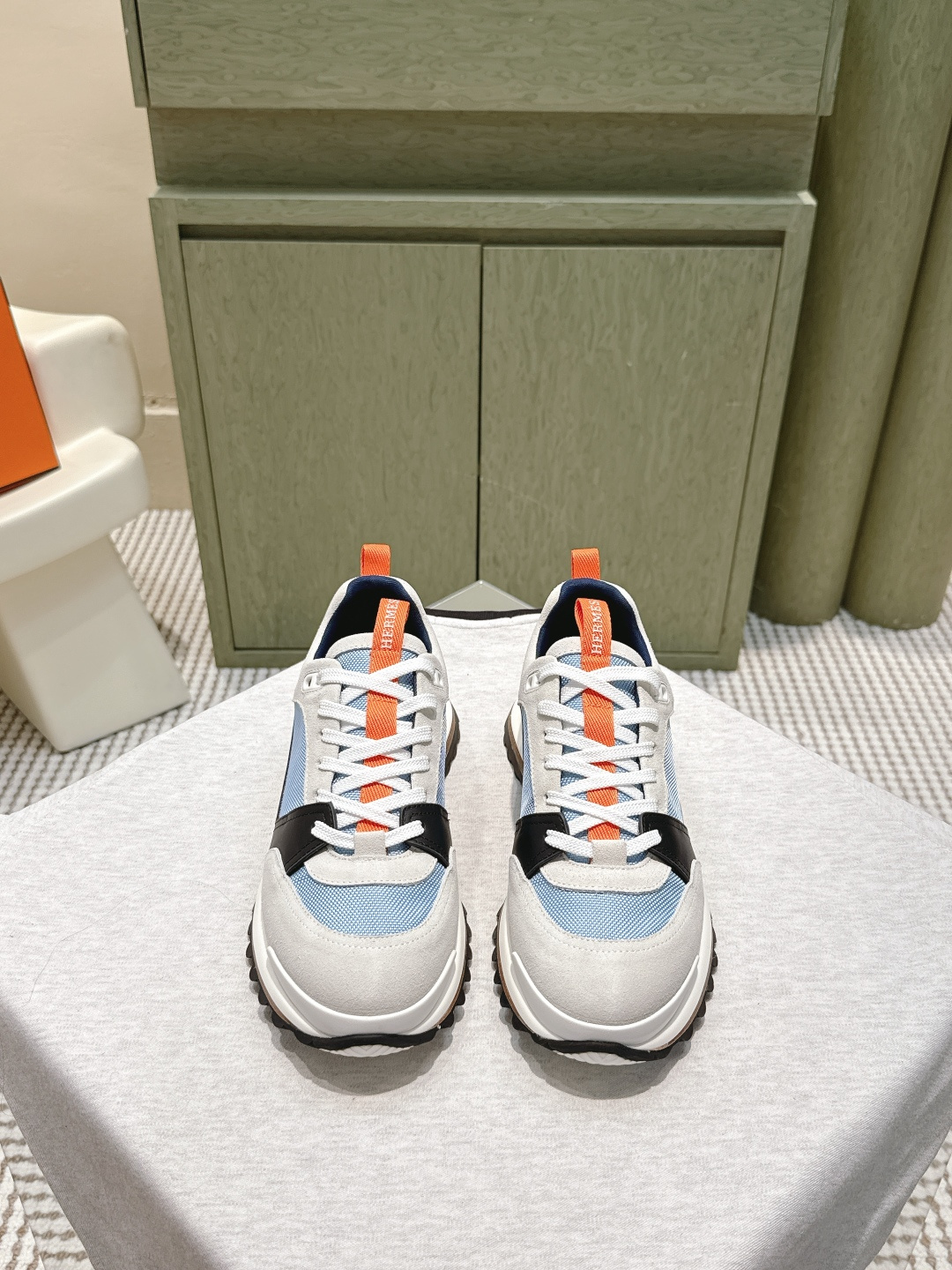 NO:562114,Purchasing-grade Hermès Oran sneakers, blue and white stitching + orange embellishments, simple and energetic! High-quality leather upper, rubber sole, comfortable and durable. The orange details on the tongue and laces are super eye-catching, paired with the iconic orange shoe box, full of brand feeling. Suitable for daily leisure or light sports, fashionable and functional, one of the representatives of high-end sports shoes. Original cowhide/cow suede upper, original cowhide lining, high flat bottom  Outsole original rubber sole Size39-45 (men's 38.45.46, custom-made and non-returnable), casual shoes/sports shoes, hermes, hermes, sneakers, cowhide19860909代购级 Hermès Oran运动鞋 爱马仕Oran运动鞋,蓝白拼接+橙色点缀,简约又有活力!鞋面优质皮革,鞋底橡胶,穿着舒适又耐用计.鞋舌和鞋带上的橙色细节超吸睛,搭配标志性橙色鞋盒,品牌感满满.日常休闲或轻运动都很适合,时尚与功能兼具,是高端运动鞋代表之一 鞋面原版牛皮/牛反绒 内里原版牛皮 跟高平底 大底原版橡胶底 Size39-45（男38.45.46 定做不退换）,休闲鞋/运动鞋,hermes,hermes,sneakers,cowhide,Women's Shoes