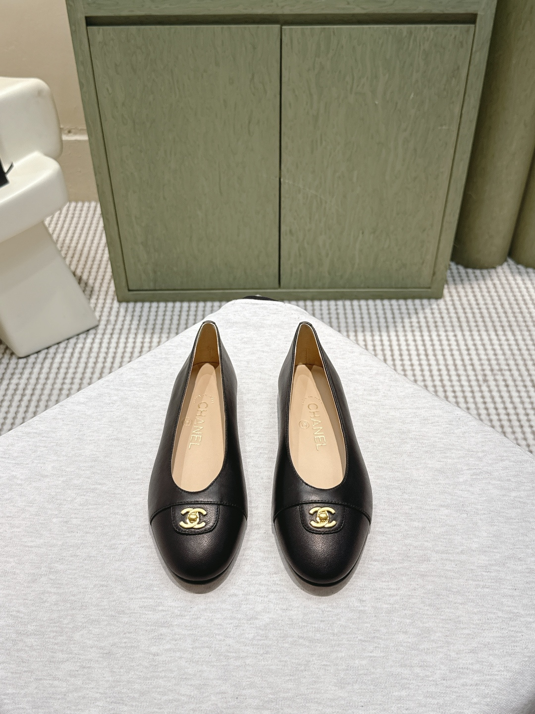 NO:562110,Purchasing-grade Chanel two-tone ballet shoes, beige + black splicing, classic and elegant, the golden double C logo on the toe is very recognizable. Made of soft leather, comfortable to wear, low-heeled design is suitable for commuting or casual occasions. It is versatile, can be easily held in either skirts or trousers, and has a French simple style! Suitable for daily outings, dates, and light formal occasions, practical and fashionable, it is one of the must-have items in the wardrobe. Original calfskin upper, original sheepskin lining, high flat bottom  Outsole Original genuine leather sole Size35-40 (40 is custom-made and non-returnable), ballet shoes, chanel, skirts, cowhide, sheepskin19860909代购级 Chanel双色芭蕾鞋,米色+黑色拼接,经典优雅,鞋头金色双C标志超有辨识度.柔软皮革材质,穿着舒适,低跟设计适合通勤或休闲场合.百搭属性强,无论裙装还是裤装都能轻松hold住,法式简约风get!日常出街、约会、轻正式场合都很适合,实用又时髦,是衣橱必备单品之一. 鞋面原版小牛皮 内里原版羊皮 跟高平底 大底原版真皮底 Size35-40（40 定做不退换）,芭蕾舞鞋,chanel,skirts,cowhide,sheepskin,Women's Shoes