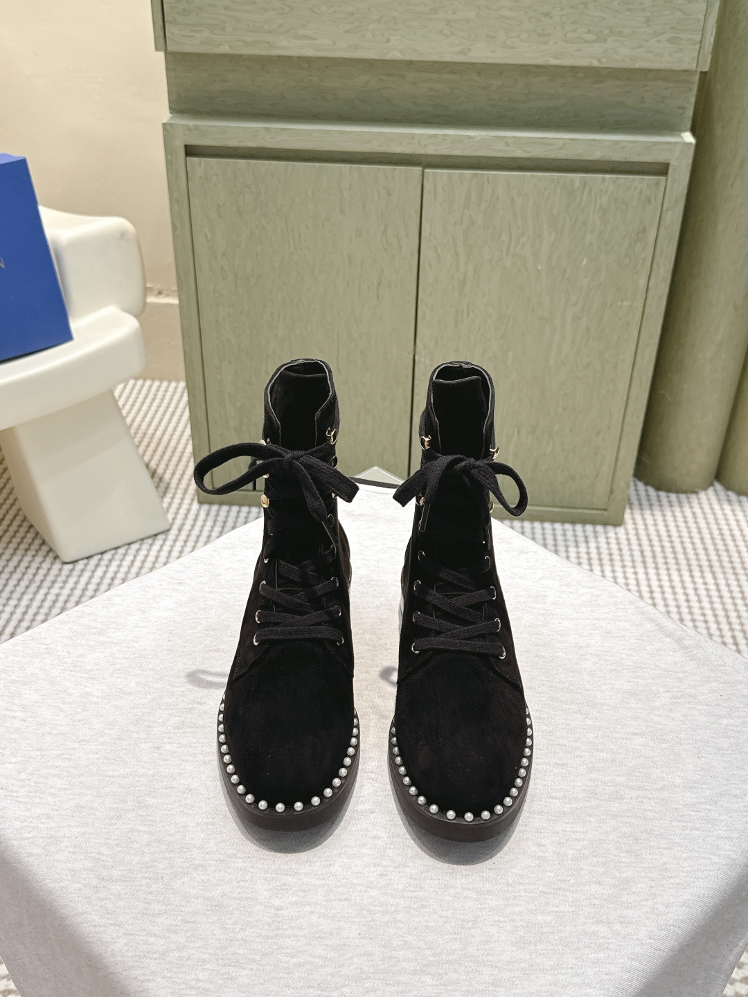 NO:562521,Purchasing agent SW autumn and winter boots series!  Stuart Weitzman chunky heel pearl lace-up short boots SW 5050 SOHO BOOTIE. Good products from original channels are unstoppable. Paired with our RISE tire soles. The popular LIFT tire soles have a bold personality, handsome and rough design, full of fashionable charm, light texture and comfortable fit for the leg shape.  The thick-soled heel is about 3cm high. It is lightweight and comfortable to fit the leg shape. The eye-catching thick expanded silhouette design is matched with a series of materials to make every step you take full of fashion, functionality and influence. Original calfskin upper, original sheepskin lining. Heel height 3cm. Original outsole mold. Size35-40 (40 is custom-made and non-refundable), boots, stuart weitzman, boots, cowhide, sheepskin19860909代购级 SW秋冬靴系列！Stuart Weitzman 粗跟珍珠系带短靴 SW 5050 SOHO BOOTIE 原单渠道好货势不可挡,搭配我们的RISE轮胎鞋底 广受欢迎的LIFT轮胎鞋底个性张扬、帅气粗旷设计、尽显时尚魅力、质感轻盈且舒适贴合腿型. 厚底跟高约3cm,质感轻盈且舒适贴合腿型,引人瞩目的粗扩廓形设计搭配一系列材质,令您的每一步均尽显时尚、功能性及影响力. 鞋面原版小牛皮 内里原版羊皮 跟高3cm 大底原版开模 Size35-40（40 定做不退换）,靴子,stuart weitzman,boots,cowhide,sheepskin,Women's Shoes