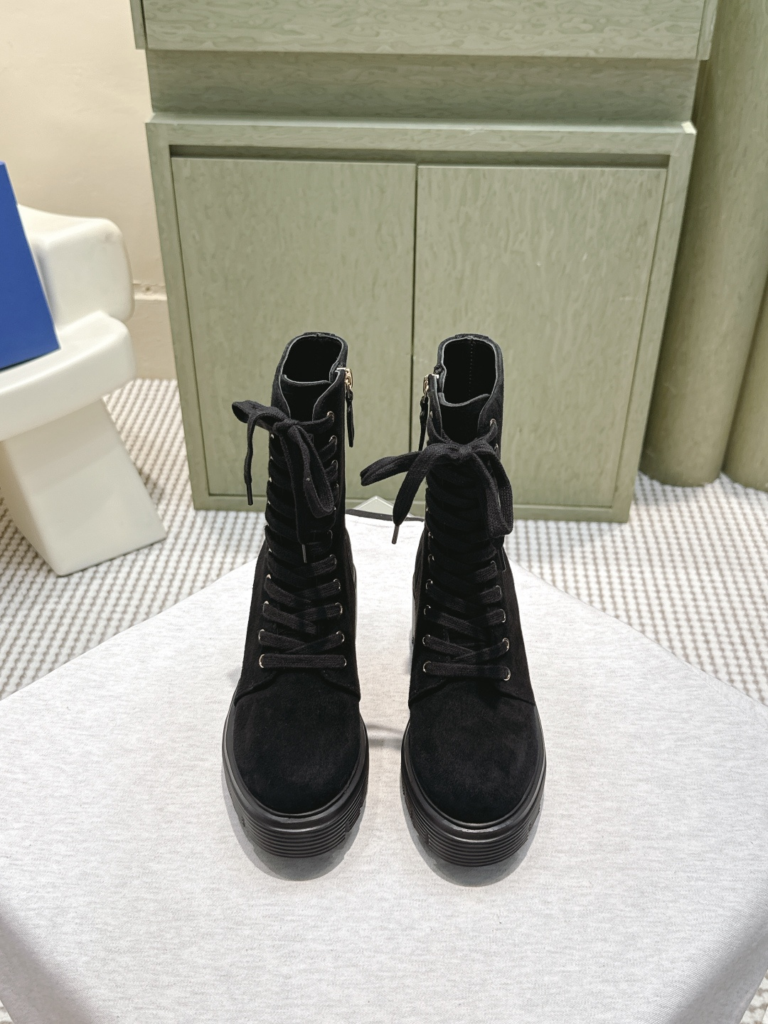 NO:562524,Purchasing agent SW autumn and winter boots series!  Stuart Weitzman chunky heel pearl lace-up short boots SW 5050 SOHO BOOTIE. Good products from original channels are unstoppable. Paired with our RISE tire soles. The popular LIFT tire soles have a bold personality, handsome and rough design, full of fashionable charm, light texture and comfortable fit for the leg shape.  The thick-soled heel is about 3cm high, lightweight and comfortable to fit the leg shape. The eye-catching thick expanded silhouette design is matched with a series of materials, making every step you take full of fashion, functionality and influence. Original calfskin upper, original sheepskin lining, heel height 6.5cm, original molded outsole Size35-40 (40 is custom-made and non-refundable), boots, stuart weitzman, boots, cowhide, sheepskin19860909代购级 SW秋冬靴系列！Stuart Weitzman 粗跟珍珠系带短靴 SW 5050 SOHO BOOTIE 原单渠道好货势不可挡,搭配我们的RISE轮胎鞋底 广受欢迎的LIFT轮胎鞋底个性张扬、帅气粗旷设计、尽显时尚魅力、质感轻盈且舒适贴合腿型. 厚底跟高约3cm,质感轻盈且舒适贴合腿型,引人瞩目的粗扩廓形设计搭配一系列材质,令您的每一步均尽显时尚、功能性及影响力. 鞋面原版小牛皮 内里原版羊皮 跟高6.5cm 大底原版开模 Size35-40（40 定做不退换）,靴子,stuart weitzman,boots,cowhide,sheepskin,Women's Shoes