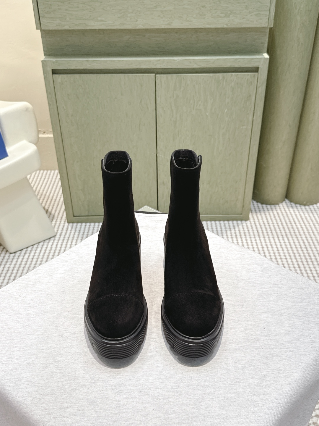 NO:562527,Purchasing agent SW autumn and winter boots series!  Stuart Weitzman Chelsea Boots with Thick Heel and Elastic Strap SW 5050 SOHO BOOTIE The goods from the original single channel are unstoppable, and they are matched with our RISE tire soles. The popular LIFT tire soles have a bold personality, handsome and rough design, full of fashionable charm, light texture and comfortable fit for the leg shape.  The thick-soled heel is about 3cm high, lightweight and comfortable to fit the leg shape. The eye-catching thick expanded silhouette design is matched with a series of materials, making every step you take full of fashion, functionality and influence. Original calfskin upper, original sheepskin lining, heel height 6.5cm, original molded outsole Size35-40 (40 is custom-made and non-refundable), boots, stuart weitzman, boots, cowhide, sheepskin19860909代购级 SW秋冬靴系列！Stuart Weitzman 粗跟套脚弹力带切尔西短靴 SW 5050 SOHO BOOTIE 原单渠道好货势不可挡,搭配我们的RISE轮胎鞋底 广受欢迎的LIFT轮胎鞋底个性张扬、帅气粗旷设计、尽显时尚魅力、质感轻盈且舒适贴合腿型. 厚底跟高约3cm,质感轻盈且舒适贴合腿型,引人瞩目的粗扩廓形设计搭配一系列材质,令您的每一步均尽显时尚、功能性及影响力. 鞋面原版小牛皮 内里原版羊皮 跟高6.5cm 大底原版开模 Size35-40（40 定做不退换）,靴子,stuart weitzman,boots,cowhide,sheepskin,Women's Shoes