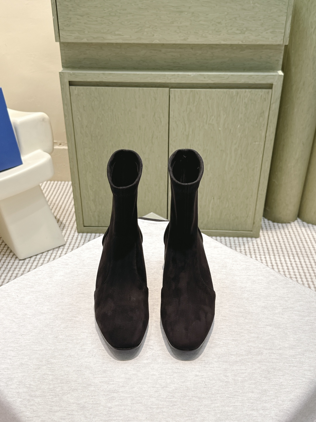 NO:562531,Purchasing agent SW autumn and winter boots series!  Stuart Weitzman Thick Heel Slip-On Stretch Short Boots SW 5050 SOHO BOOTIE The best products from the original single channel are unstoppable, and they are matched with our RISE tire soles. The popular LIFT tire soles have a bold personality, handsome and rough design, full of fashionable charm, light texture and comfortable fit for the leg shape.  The thick-soled heel is about 3cm high. It is light in texture and fits comfortably around the leg. The eye-catching thick expanded silhouette design is matched with a series of materials to make every step you take is fashionable, functional and influential. Original calfskin upper, original sheepskin lining. Heel height 4.5cm. Original molded outsole. Size35-40 (40 is custom-made and non-refundable), boots, stuart weitzman, boots, cowhide, sheepskin19860909代购级 SW秋冬靴系列！Stuart Weitzman 粗跟套脚弹力短靴 SW 5050 SOHO BOOTIE 原单渠道好货势不可挡,搭配我们的RISE轮胎鞋底 广受欢迎的LIFT轮胎鞋底个性张扬、帅气粗旷设计、尽显时尚魅力、质感轻盈且舒适贴合腿型. 厚底跟高约3cm,质感轻盈且舒适贴合腿型,引人瞩目的粗扩廓形设计搭配一系列材质,令您的每一步均尽显时尚、功能性及影响力. 鞋面原版小牛皮 内里原版羊皮 跟高4.5cm 大底原版开模 Size35-40（40 定做不退换）,靴子,stuart weitzman,boots,cowhide,sheepskin,Women's Shoes