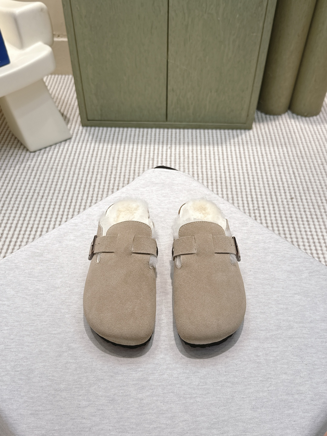 NO:562520,Purchasing agent BIRKENSTOCK furry slippers with velvet cork outer wear Buckley Shearling series, the classic Birkenstock series, is strongly launched. A brand is a shoe type. Its structure is based on ergonomic design, allowing the foot to be completely liberated and comfortable. Therefore, the structure of its footbed completely fits the curvature of the foot.  The fabric is made of first-layer cowhide with a thickness of 2.8-3.0. This cowhide needs to be made from a water factory, which is very time-consuming and labor-intensive. It is filled with AAA grade wool. Therefore, the soul of this shoe is made of pure natural cork, one-time die-casting and injection molding. The physical properties are very high. It is not only breathable, comfortable but also light. In addition, the curvature fits the arch of the foot, and the cork latex has a certain shrinkage, which can fit the foot shape after being worn for a long time, making walking effortless.   It can absorb sweat to the greatest extent and provide the necessary friction to prevent sliding when walking. The outsole is made of very lightweight EVA material, with high resilience and tension, and good shock resistance and cushioning!  Original suede cowhide upper, wool lining, high flat heel, lightweight EVA outsole, good shock resistance and cushioning, Size 35-40 (40 is custom-made and non-returnable), semi-furry shoes, birkenstock, slippers, cowhide19860909代购级 BIRKENSTOCK 勃肯 包头毛毛拖鞋加绒软木外穿Buckley Shearling系列 万年经典勃肯强势推出,一个品牌就是一个鞋子类型,其构造鉴于人体工学设计,让脚完全解放舒适打 造的,所以其脚床的构造完全贴合脚的弧度. 面料采用2.8-3.0厚底的头层牛皮,此牛皮需要从水厂开始做皮,非常的费时费事、AAA级羊毛里,所以此款鞋子的灵魂,采用纯天然软木一次性压铸射出成型,物性非常的高,不 但透气 舒适还轻便,再加上弧度贴合脚弓,而且软木乳胶有一定的收缩性,长时间穿着后能贴合脚型,让走 路毫不费劲. 能最大程度的吸汗还能提供必要的摩擦力,不会让走路滑动.大底采用非常 轻便EVA材质,回弹性和张力高,具有良好的防震性和缓冲性！ 鞋面原版反毛牛皮 内里羊毛 跟高平底 大底轻便EVA大底,具有良好的防震,缓冲性 Size35-40（40 定做不退换）,半拖毛毛鞋,birkenstock,slippers,cowhide,Women's Shoes