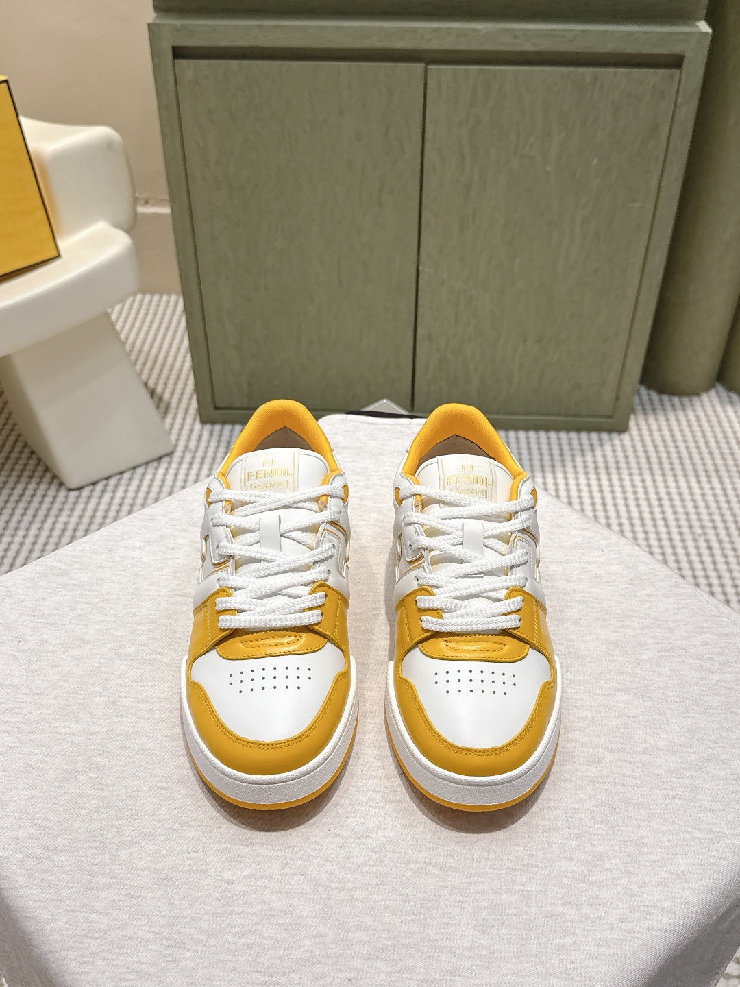 NO:562514,Purchasing-grade Fendi spring and summer popular series [casual sports shoes for couples] FD match. Original RMB purchase. 1:1 reproduction. The first sports shoes fendi match created by designer Kim Jones and the Trainer basketball sneakers of Donkey brand. Fresh blood is injected and FF retro design is super good-looking and versatile. The upper is made of cowhide and cowhide splicing. The double F logo on the side is raised and the lining is made of terry velvet. The upper foot is super soft, light and comfortable to match with a sweatshirt.  Original cowhide upper | Cow suede, original towel lining, original molded outsole Size 35-45 (40.41 for women, 38.45 for men, custom-made and non-refundable), casual shoes/sports shoes, fendi, fendi, louis   vuitton,sneakers,hoodie,sweatshirts,cowhide19860909代购级 Fendi芬迪春夏爆款系列【情侣休闲运动鞋】 FD match 原版RMB购入 一比一复刻 设计师Kim Jones打造的首款运动鞋fendi match 和驴牌的Trainer篮球运动鞋,新鲜血液注入加FF复古的设计 超好看百搭,鞋面采用牛皮和牛猄拼接组合,侧面凸起的双F logo内里采用毛巾绒里上脚超级柔软 ,轻便,舒适搭配卫衣 鞋面原版牛皮｜牛反绒 内里原版毛巾里 大底原版开模 Size35-45（女40.41男38.45 定做不退换）,休闲鞋/运动鞋,fendi,fendi,louis vuitton,sneakers,hoodie,sweatshirts,cowhide,Women's Shoes