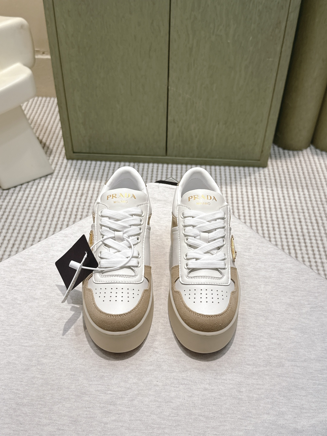 NO:562518,Purchasing agent Prada 2025 new autumn and winter thick-soled casual sneakers. This sneaker continues the timeless silhouette and is a new classic item. It is carefully made of leather to enhance the style. The style is light, with a triangle buckle logo and a 5CM thick sole. It is suitable for all seasons and can be matched with all kinds of casual styles. In an era where all kinds of styles are full of eyeballs, the ones that can be matched with each other for a long time are undoubtedly white shoes. The original upper is imported high mercerized cow velvet.  Lining original Australian fetal sheepskin Heel height 6.5/7.5 Outsole Original two-color injection molded sole Size 35-39 (40.41 custom-made and non-returnable), casual shoes/sports shoes, prada, prada, sneakers, sheepskin19860909代购级 Prada普拉达2025秋冬新款 厚底 休闲运动鞋 这款运动鞋延续经久不衰的轮廓,是新款经典单品.采用皮革精心制作, 提升格调.款式轻盈,搭配三角扣标志加5CM厚底,四季皆宜,可与各式休闲造型搭配,在各种风格充斥眼球的时代,最能长久陪伴搭配的 一点一点俘获人心的当属小白鞋. 鞋面原版进口高丝光牛绒 内里原版澳洲胎羊皮 跟高6.5/7.5 大底原版双色注塑底 Size35-39（40.41定做不退换）,休闲鞋/运动鞋,prada,prada,sneakers,sheepskin,Women's Shoes