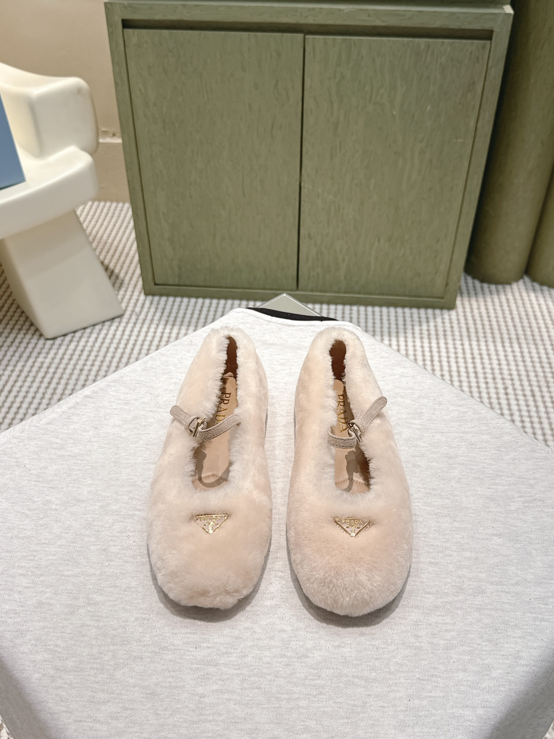 NO:562510,Purchasing-grade Prada fur shoes Triangle ballet flats Mary Jane fur shoes These Nappa wool ballet flats show elegant charm with a tapered silhouette. Designed with a round toe, classic lines with elegant details, decorated with an enameled triangle metal logo. The upper is decorated with ribbons and engraved logo metal buckles, enameled triangle metal logo, 5mm integrated sole, decorated with heat-embossed logo Wool upper, sheepskin lining, original open-molded rubber outsole  Sizes 35-39 (40.41 custom-made, non-refundable), furry shoes, prada, prada, mary jane, flats, sheepskin19860909代购级 Prada普拉达毛毛鞋 三角标芭蕾舞鞋平底鞋玛丽珍毛鞋 这款Nappa羊毛面包芭蕾平底鞋以锥形轮廓展现出优雅魅力.采用圆头设计,经典线条搭配雅致细节,饰有涂珐琅三角形金属徽标.鞋面点缀饰带与雕刻徽标金属搭扣,涂珐琅三角形金属徽标,5毫米一体式鞋底,饰有热压徽标 鞋面羊毛 内里羊皮 鞋底原版开模橡胶大底 尺码35-39（40.41定做不退换）,毛毛鞋,prada,prada,mary jane,flats,sheepskin,Women's Shoes