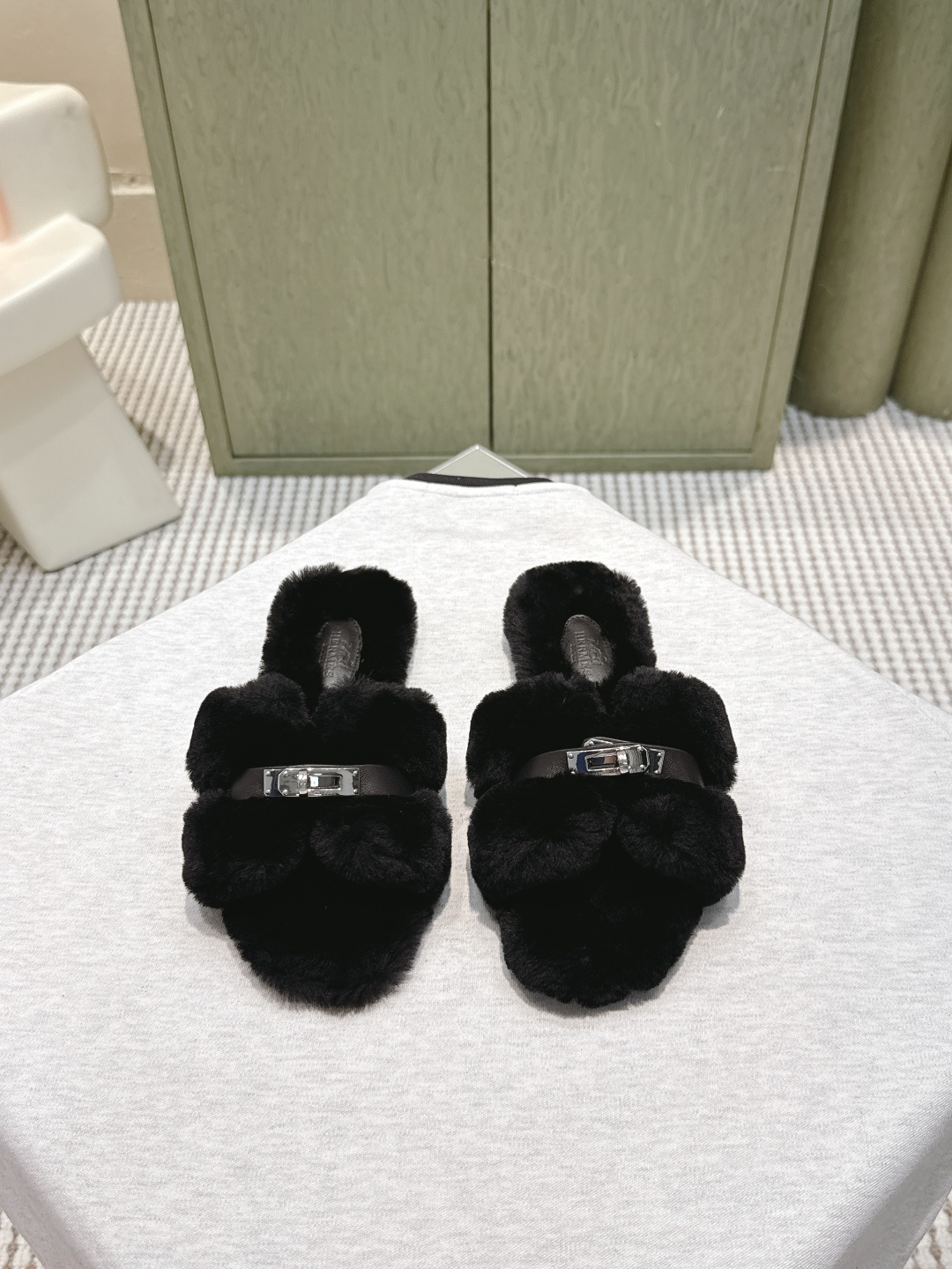 NO:562501,Dongguan purchasing agent grade (official website sync box packaging) Hermès Kelly buckle fur slippers, one-piece fur design, soft wool + genuine leather, super warm to wear in autumn and winter! Classic Kelly metal buckle, full of sophistication. Available in multiple colors, versatile and fashionable, easy to wear at home or out. The soles are genuine leather, comfortable and durable, some sizes 35-39 need to be customized. Paired with a light-colored coat or a dark leather coat, the atmosphere will be directly full, and it is a must-have item for the autumn and winter shoe cabinet!  Fluffy, soft and comfortable lambswool/wool leather outsole Size#35-41 (40 41 customized, non-refundable), fur shoes and slippers, hermes, slippers, leather jacket, Leather soles19860909东莞代购级（官网同步盒包装） Hermès Kelly扣毛毛拖鞋,皮毛一体设计,柔软羊毛+真皮,秋冬穿超暖!经典Kelly金属扣,精致感满满.多色可选,百搭又时髦,居家或外出都能轻松驾驭.鞋底真皮,舒适耐穿,码数35-39部分需定制.搭配浅色大衣或深色皮衣,氛围感直接拉满,是秋冬鞋柜必备单品! 蓬松柔软舒适羊羔毛/羊毛 真皮大底 Size#35-41（40 41 订做不退换）,毛毛鞋拖鞋,hermes,slippers,leather jacket,Leather soles,Women's Shoes