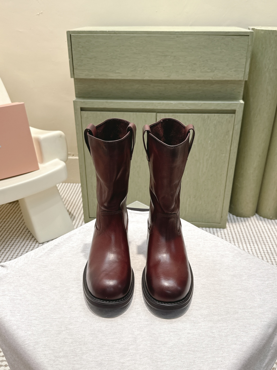 NO:562517,Purchasing-grade MiuMiu 2026 spring and summer catwalk style pile boots, slip-on short boots. The boots have natural pleats, are lazy and casual, and the half-lining design is light and not bulky. It has a perfect atmosphere for autumn and winter. The insole is soft and comfortable to wear for a long time. It is suitable for Citywalk or daily outings. Inspired by the fusion of workplace and daily life, it is both strong and soft, practical and fashionable. It is one of the highlight items of this season!  Original washed cowhide upper, original cowhide lining, heel height 4.5cm, original molded rubber sole, Size 35-39 (40.41 custom-made, non-returnable), boots, miumiu, boots, cowhide19860909代购级 MiuMiu 2026春夏走秀款堆堆靴 一脚蹬短靴 靴筒自然褶皱,慵懒随性,半内里设计轻薄不臃肿,秋冬穿搭氛围感满分. 鞋垫柔软,长时间穿也很舒适,Citywalk或日常出街都很合适.灵感融合职场与日常,刚柔并济,实用又时髦,是本季亮点单品之一！ 鞋面原版水洗牛皮 内里原版牛皮 跟高4.5cm 大底原版开模橡胶底 Size35-39（40.41定做不退换）,靴子,miumiu,boots,cowhide,Women's Shoes