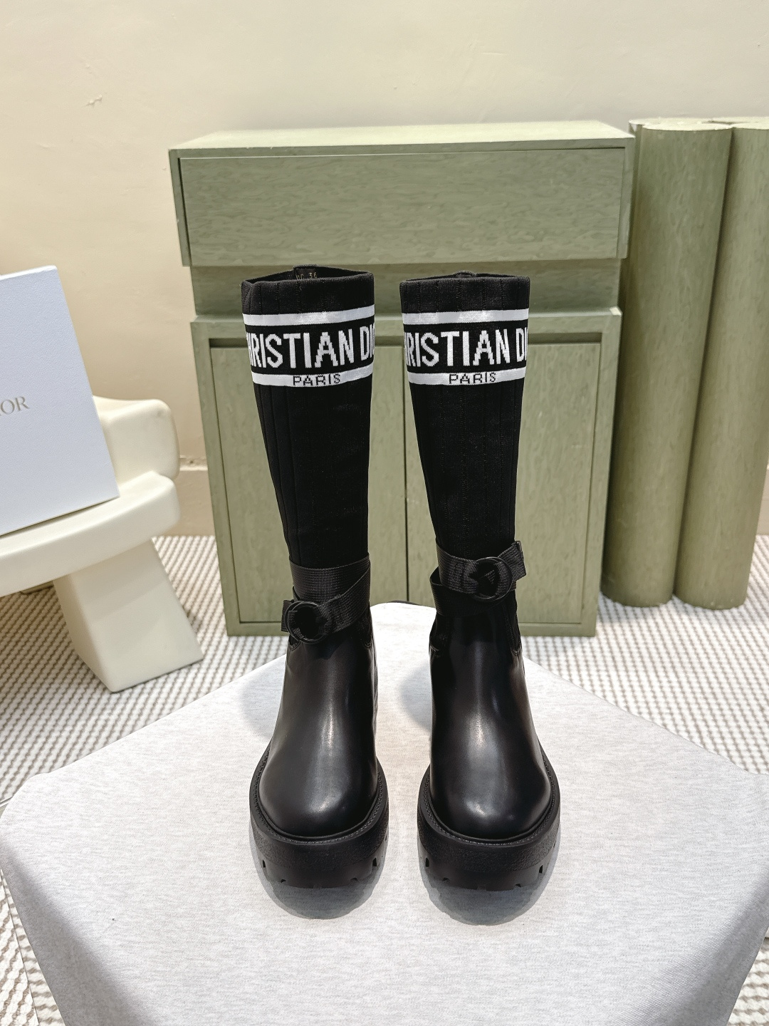 NO:562519,Purchasing agent Dior Dior 2026 new Fengshen combat boots Martin sock boots. Super cool and classy. Ingeniously matched with multi-layered belt buckles, showing the trendy and avant-garde style. Handsome and stylish, giving off a sporty and fashionable style. The upper is original cowhide/elastic socks. The lining is original cowhide. The heel height is 3cm. The outsole is original molded rubber sole.  Size35-39 (40.41 custom-made, non-refundable), boots, dior, dior, boots, cowhide, socks19860909代购级 Dior迪奥2026新款封神战靴马丁袜子靴 超酷飒有范儿 匠心搭配多层条皮带扣 彰显潮流前卫风格 帅气有型 焕发运动时尚型格 鞋面原版牛皮/弹力袜 内里原版牛皮 跟高3cm 大底原版开模橡胶底 Size35-39（40.41定做不退换）,靴子,dior,dior,boots,cowhide,socks,Women's Shoes