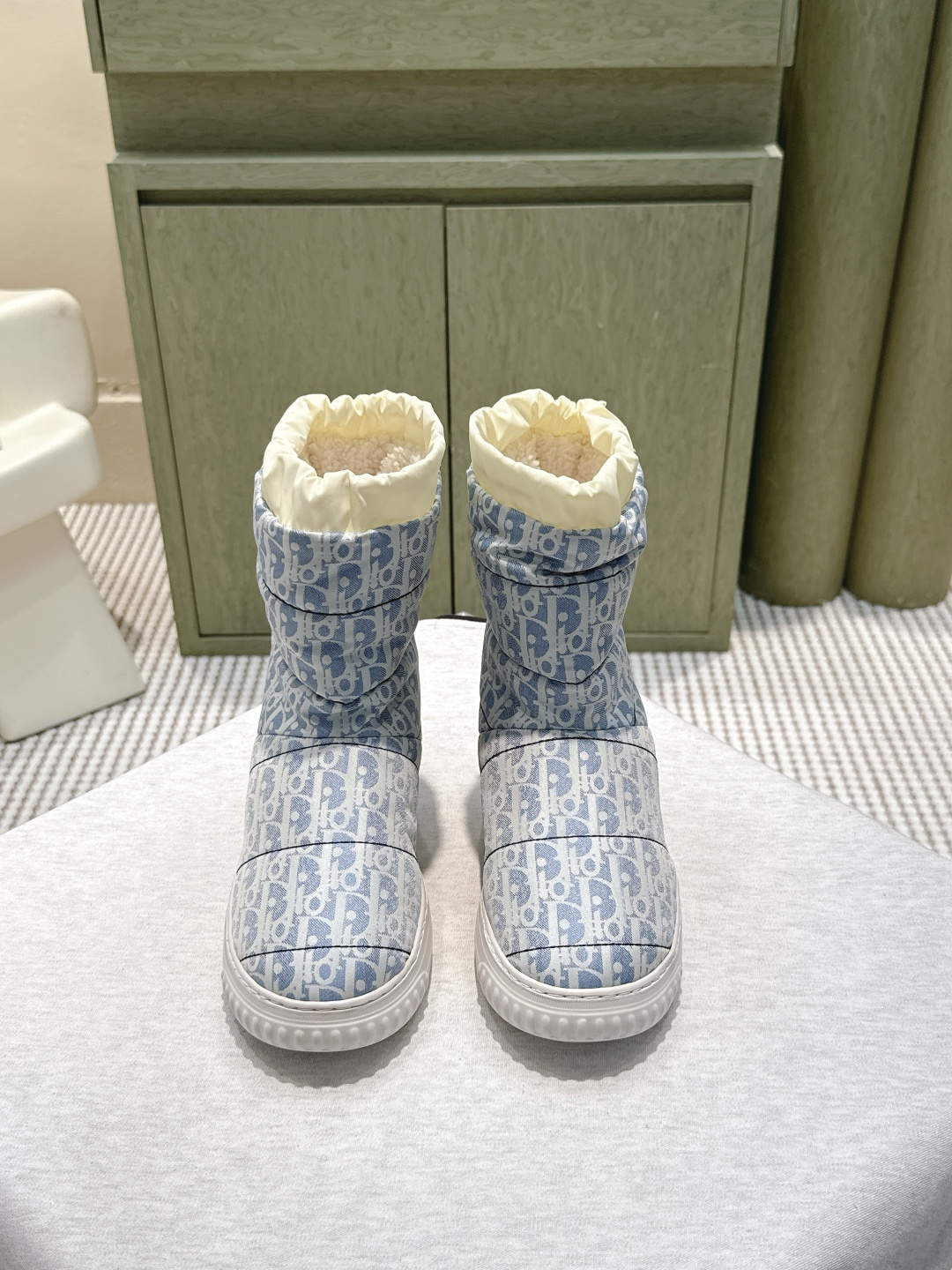 NO:562515,Purchasing-grade Dior Alpine series autumn and winter new waterproof wool snow boots, classic presbyopic design on the upper, looks good in autumn and winter, no bulky feeling at all; warm and comfortable boot shaft, combines fashion and comfortable fit, bringing warmth to the bleak winter. The laceless design is easy to put on and take off, a fashionable item for travel in autumn and winter. Original waterproof cloth on the upper, original wool on the lining, original foam sole on the outsole, 3cm high  Size35-39 (40.41 customized, non-refundable), snow boots, dior, dior, boots19860909代购级 Dior 迪奥 阿尔卑斯系列 秋冬 新款防水羊毛雪地靴 靴面经典老花设计 秋冬怎么搭配都好看,完全没有笨重感；温暖舒适的靴筒,兼具了时尚与舒适贴合感,为萧瑟寒冬送上融融暖意,无鞋带的设计方便穿脱,秋冬出行时尚单品. 鞋面原版防水布 内里原版羊毛 跟高3cm 大底原版发泡底 Size35-39（40.41定做不退换）,雪地靴,dior,dior,boots,Women's Shoes