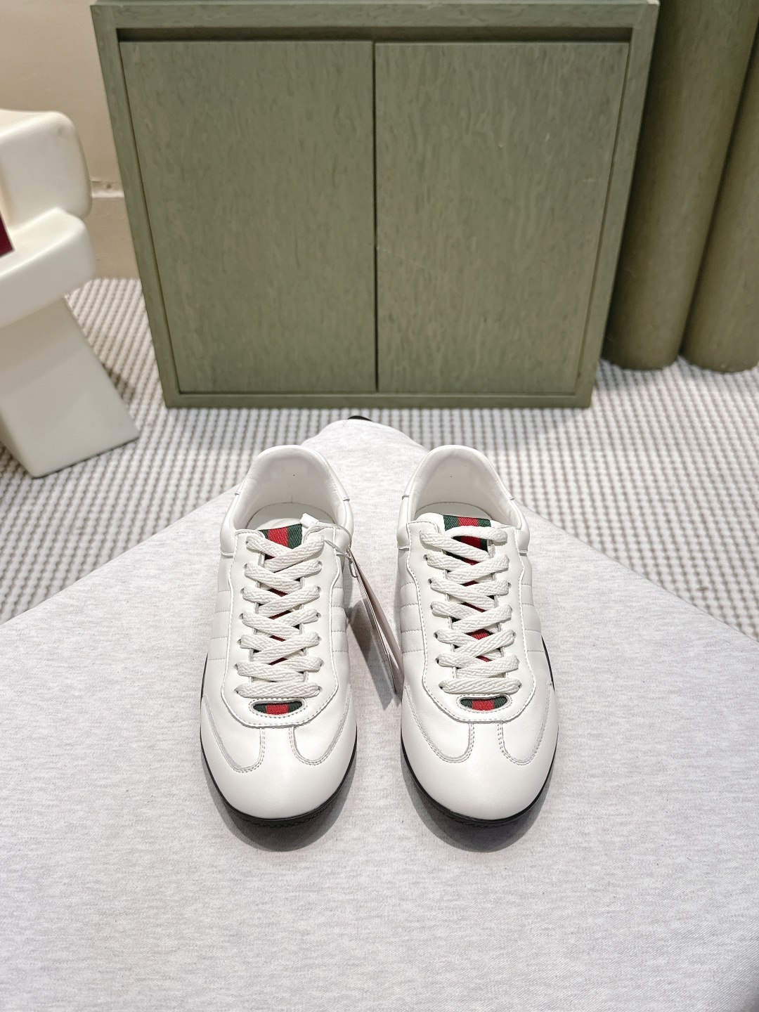 NO:562513,Purchasing-grade Gucci Shift 2026 catwalk series couple's moral training thin-soled sports shoes Gucci Shift series is newly launched, with a light design that reinterprets sports style. The neat silhouette adds a sense of freedom and highlights the exquisite texture when moving. The webbing details are like an endless ribbon running through the entire design, and the side stitching details add the finishing touch. Developed one-to-one from the original version. Washed-effect cowhide upper. Two-color Tpu outsole.  Size35-45 (45 is custom-made and cannot be returned or exchanged), casual shoes/sports shoes, gucci, sneakers, cowhide19860909代购级 Gucci Shift2026走秀款系列情侣款德训薄底 运动鞋 Gucci Shift系列全新上市,轻盈设计焕新诠释运动风尚.利落廓形更添自在本色,行动间彰显精致质感.织带细节宛如一道延绵不绝的饰带贯穿于整个设计,侧边缝线细节增添点睛之笔. 原版一比一开发 水洗效果牛皮鞋面 双色Tpu大底 Size35-45（45定做不退换）,休闲鞋/运动鞋,gucci,sneakers,cowhide,Women's Shoes