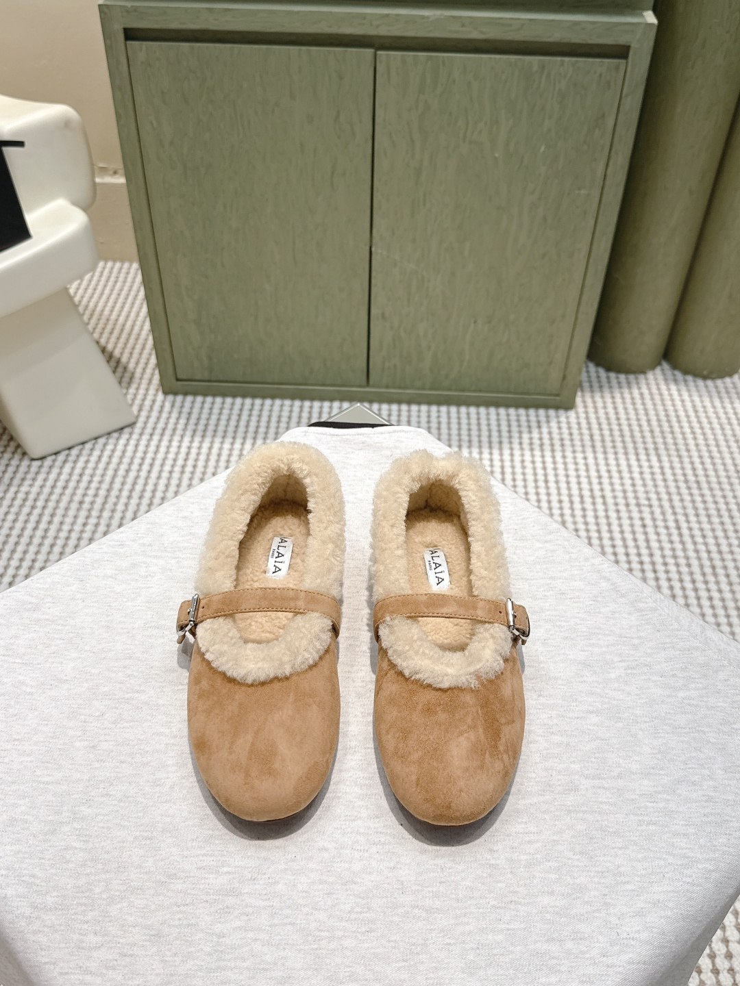 NO:562511,Purchasing agent level, original purchase of French first-line luxury brand ALAIA. Autumn and winter are really coming!  Lamb Velvet Shoes ~ Alaia's milky autumn and winter items, who hasn't owned #Alaia Alaia 2025 dancing shoes and cotton shoes? The ALAIA brand comes from its founder, Azzedine Alaia, the founder of the 'super tight and sexy' trend in the 1980s, known as the 'King of cling'. He is one of the most legendary designers in the fashion industry. Azzedine Alaia cleverly exaggerates the sexy side, and is sober, cautious and modern. Alaia  The design elements continue to appear on the runways of major brands. The style of the Alaia brand is just like its fashion, sexy and modern. The fabric is imported nubuck leather. The outsole is imported wool. Size 35-39 (40.41. Customized)/normal size. Original packaging, fur shoes, alaia19860909代购级 原版购入法国一线奢侈品牌ALAIA 阿莱亚秋冬天真的要来咯！羊羔绒鞋～ Alaia奶呼呼的秋冬单品,是谁还没有拥有#Alaia阿莱亚2025跳舞鞋棉鞋、ALAIA品牌源自其创始人,Azzedine Alaia是上世纪80 年代“超紧身性感”风潮的创始人,被称作“King of cling”, 他是时尚界最传奇的设计师之一.Azzedine Alaia 聪明地将性感一边更夸张,既清醒谨慎摩登这些 Alaia 的设计元素仍不断出现在各大品牌的秀台上.Alaia品牌的风格一如其时装,性感而又摩登 面料进口磨砂皮 大底进口羊毛 尺码35-39（40.41.定做）/正常尺码 原版包装,毛毛鞋,alaia,Women's Shoes