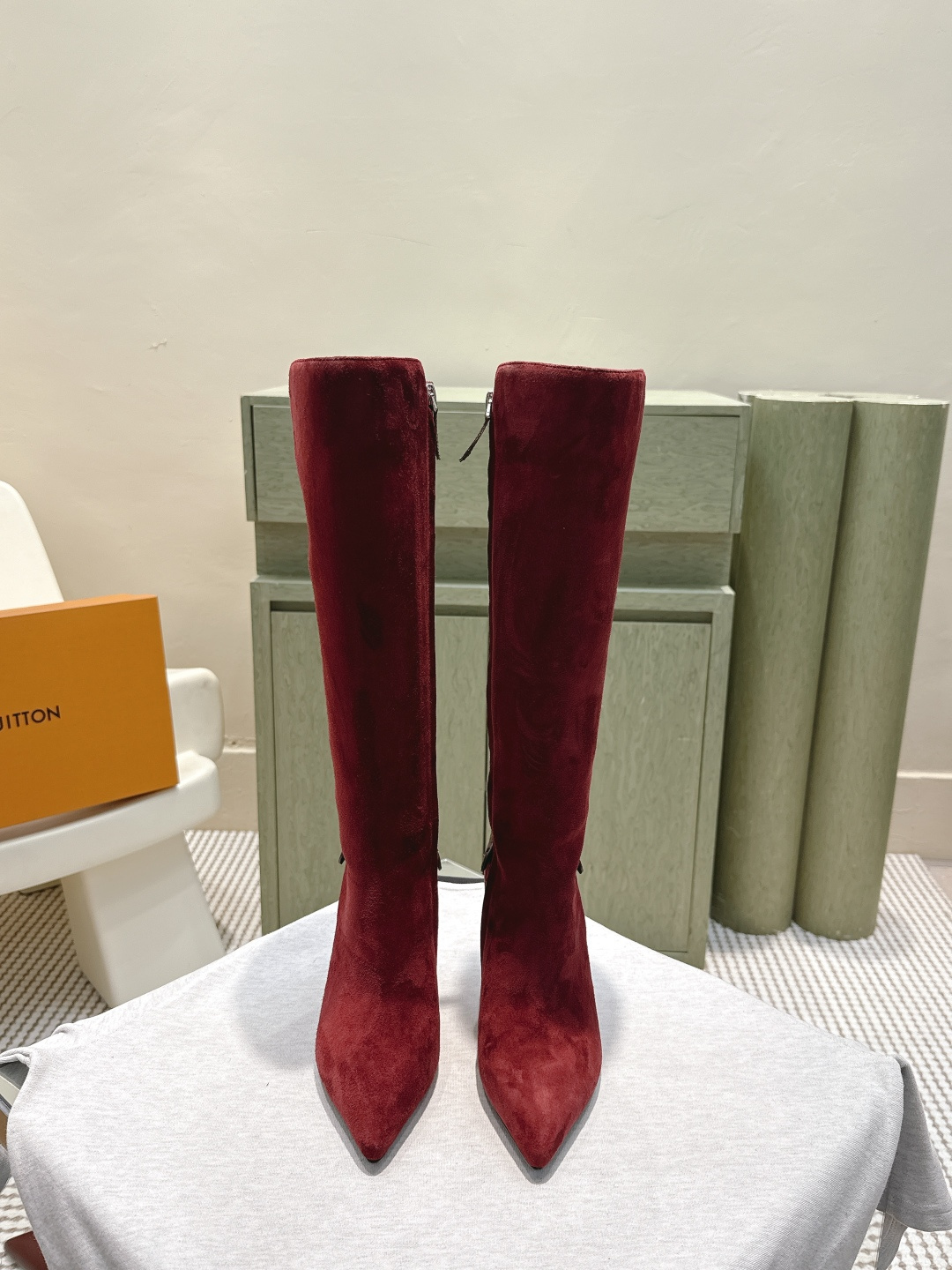 NO:562507,Purchasing agent Louis Vuitton 25ss new autumn and winter sexy high-heeled high boots Cavalier boots Martin boots last type versatile slim feet yyds. The shape is three-dimensional and full, the high-heeled queen style is very handsome and comfortable on the feet. Very retro style, full of aura, the original presbyopia and elastic design style is very classic. The details are perfect, cool and trendy. Upper calfskin/sheep leather lining cowhide leather outsole Size:  35-39 (customized at 40.41), boots, louis vuitton, louis vuitton, boots, cowhide, sheep19860909代购级 Louis Vuitton 路易威登 25ss 新款秋冬性感高跟高筒靴骑士靴马丁靴 楦型百搭瘦脚yyds.造型立体饱满,高跟女王款帅气十足 上脚舒适 非常复古风、气场十足,原版老花加橡筋设计风格非常经典 细节完美 酷炫 潮派 鞋面小牛皮/羊猄 内里牛皮 大底真皮底 Size: 35-39（40.41订做）,靴子,louis vuitton,louis vuitton,boots,cowhide,sheep,Women's Shoes