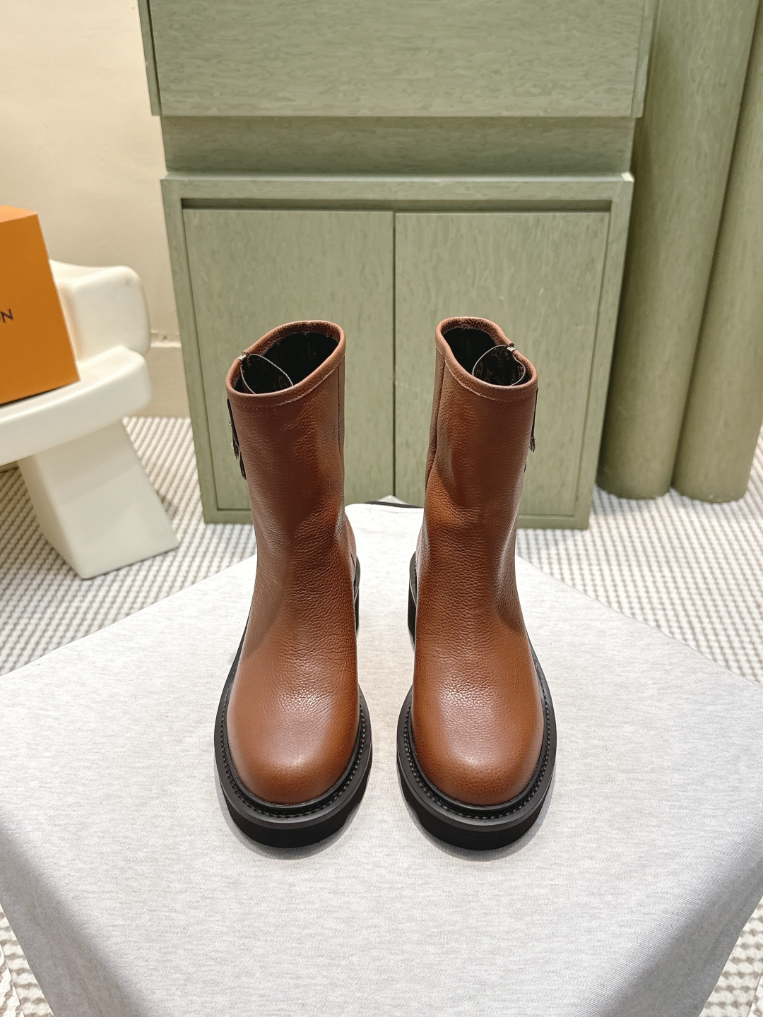 NO:562509,Purchasing agent Louis Vuitton 25ss new autumn and winter short boots Cavalier boots Martin boots last type versatile slim foot yyds. The shape is three-dimensional and full, the high-heeled queen style is very handsome and comfortable on the feet. Very retro style, full of aura, the original presbyopic and elastic design style is very classic, the details are perfect, cool and trendy. Upper calfskin, lining cowhide, outsole original mold size:  35-39 (customized at 40.41), boots, louis vuitton, louis vuitton, boots, cowhide19860909代购级 Louis Vuitton 路易威登 25ss 新款秋冬短筒靴骑士靴马丁靴 楦型百搭瘦脚yyds.造型立体饱满,高跟女王款帅气十足 上脚舒适 非常复古风、气场十足,原版老花加橡筋设计风格非常经典 细节完美 酷炫 潮派 鞋面小牛皮 内里牛皮 大底原版开模 Size: 35-39（40.41订做）,靴子,louis vuitton,louis vuitton,boots,cowhide,Women's Shoes