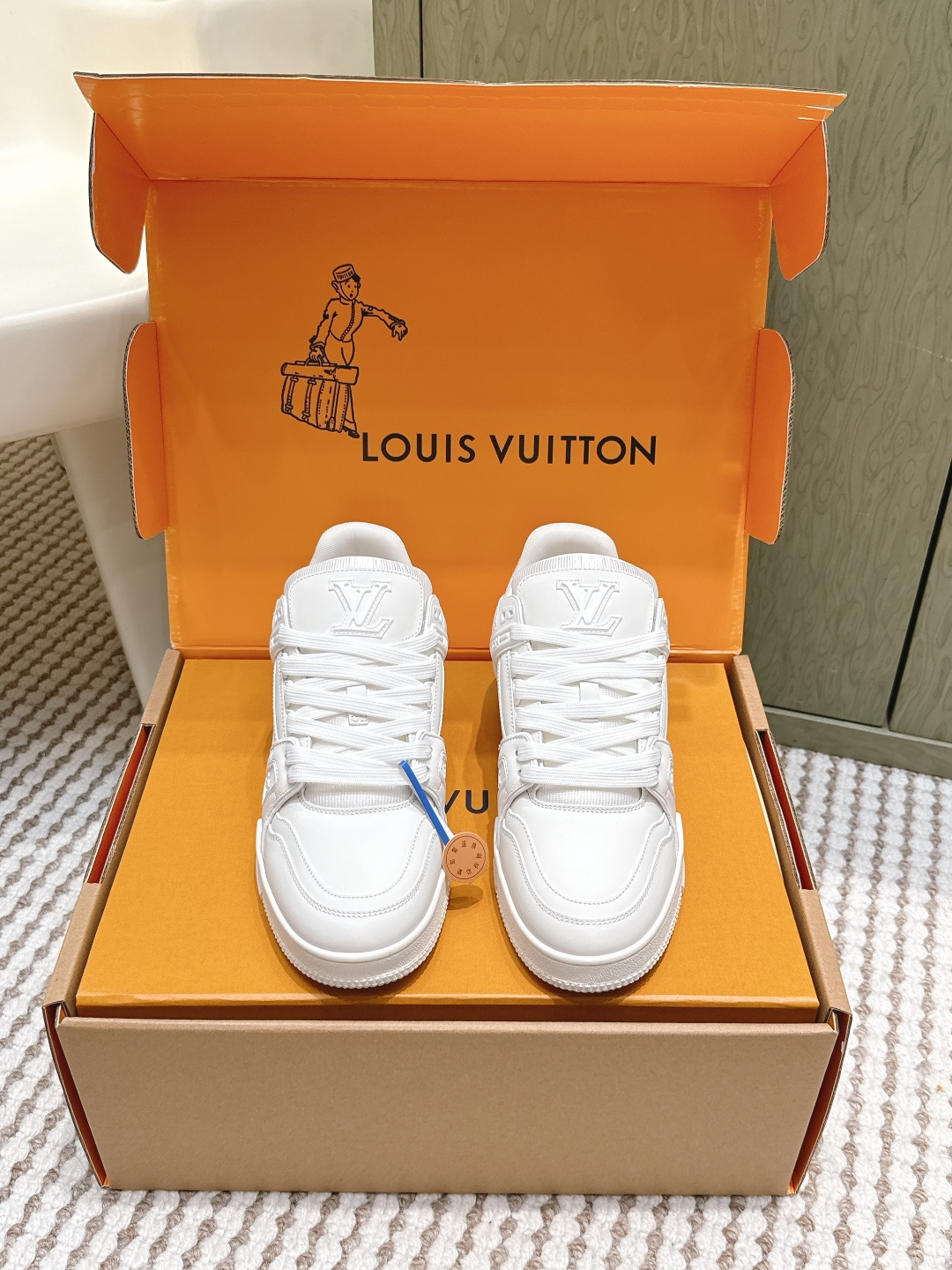 NO:749741,Guan-made purchasing agent Louis Vuitton 25ss is a hot item from Lvjia!  Trainer sneakers are a must buy for everyone, you will never regret it!  Super versatile and high-end!  It goes well with any kind of clothes. The most important thing is that it is very attractive. The manufacturing process of the top OEM is very strict!  The materials are all top-grade cowhide customized from overseas, and the texture of the leather is the same as the original. It is super high-end, especially the texture that comes out when the shoe is bent, it has a completely ZP feel!  The outsole is also customized by our private model, with exclusive control. The entire font and concave and convex feel are difficult to distinguish between true and false. Size #Female 35-41 #Male 38-47 (Female 40 41 Male 45 46 47 is customized and non-returnable), casual shoes/sports shoes, louis vuitton, louis vuitton, louis vuitton, sneakers, cowhide19860909莞产代购级 Louis Vuitton 25ss 驴家的爆款！trainer板鞋,每个人都必须入的款,绝不后悔！ 超级百搭高级！什么衣服都好搭.最主要是超耐看的. 顶级代工厂制程超严格！材料都是海外定制的顶级牛皮,皮纹质感都是原版的感觉 超高级,特别是鞋子折弯的时候出来的纹路,完完全全就是zp的感觉！ 大底也是我们私模定制的,独家把控,整个字体和凹凸感,真假难辨. Size#女35-41 #男38-47（女40 41 男45 46 47定做不退换）,休闲鞋/运动鞋,louis vuitton,louis vuitton,louis vuitton,sneakers,cowhide,Women's Shoes