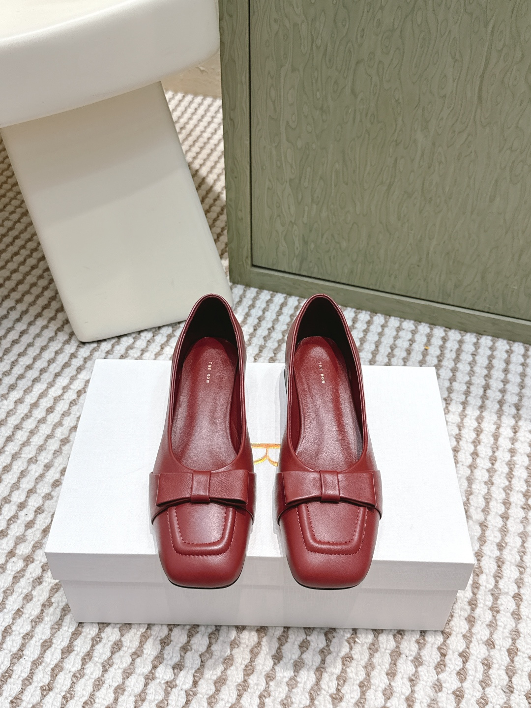 NO:747463,Purchasing agent The Row's latest square-heeled bow Mary Jane shoes. It is said that these are the most beautiful Mary Jane shoes of the year, with French elegance online, high-end and fashionable, salty or sweet, literary and elegant!  Whether it is paired with a short skirt and shorts and casual pants, or a short skirt and a windbreaker in autumn and winter, it is a perfect sense of luxury, full of femininity, and gold heels are not tiring to wear. It is a piece that can be worn in all seasons, easy to wear and good-looking, a global classic by Feng Mo. The soft and delicate sheepskin fabric makes this Mary Jane immediately different and very textured. Size35-39 (40 non-refundable), single shoes, mary jane, skirts, shorts, sheepskin, gold19860909代购级 The Row 最新款方跟蝴蝶结玛丽珍单鞋 据说这是本年度最美丽的玛丽珍奶,法式优雅气质在线、高级又时髦,可盐可甜,文艺又气质！无论是搭配短裙配短裤休闲裤,还是秋冬配短裙配风衣,都是妥妥的高级感,女人味爆满,黄金跟高穿着不累 四季可穿的单品,好穿又好看,风魔全球经典著作,柔软细腻羊皮面料让这款玛丽珍立马变得与众不同,非常的有质感. Size35-39（40不退换）,单鞋,mary jane,skirts,shorts,sheepskin,gold,Women's Shoes