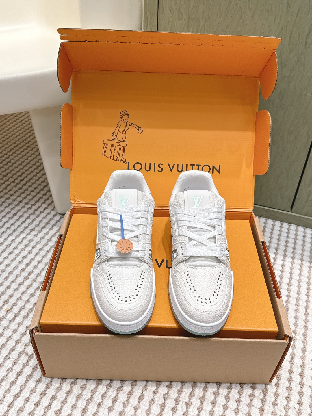 NO:749774,Guan-made purchasing agent Louis Vuitton 25ss is a hot item from Lvjia!  Trainer sneakers are a must buy for everyone, you will never regret it!  Super versatile and high-end!  It goes well with any kind of clothes. The most important thing is that it is very attractive. The manufacturing process of the top OEM is very strict!  The materials are all top-grade cowhide customized from overseas, and the texture of the leather is the same as the original. It is super high-end, especially the texture that comes out when the shoe is bent, it has a completely ZP feel!  The outsole is also customized by our private model, with exclusive control. The entire font and concave and convex feel are difficult to distinguish between true and false. Size #Female 35-41 #Male 38-47 (Female 40 41 Male 45 46 47 is customized and non-returnable), casual shoes/sports shoes, louis vuitton, louis vuitton, louis vuitton, sneakers, cowhide19860909莞产代购级 Louis Vuitton 25ss 驴家的爆款！trainer板鞋,每个人都必须入的款,绝不后悔！ 超级百搭高级！什么衣服都好搭.最主要是超耐看的. 顶级代工厂制程超严格！材料都是海外定制的顶级牛皮,皮纹质感都是原版的感觉 超高级,特别是鞋子折弯的时候出来的纹路,完完全全就是zp的感觉！ 大底也是我们私模定制的,独家把控,整个字体和凹凸感,真假难辨. Size#女35-41 #男38-47（女40 41 男45 46 47定做不退换）,休闲鞋/运动鞋,louis vuitton,louis vuitton,louis vuitton,sneakers,cowhide,Women's Shoes