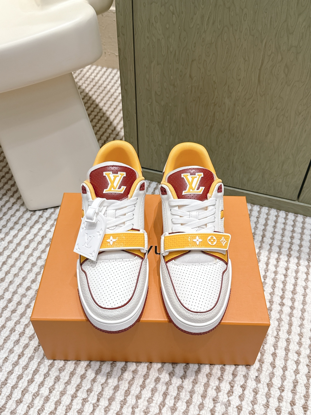 NO:749790,A must-have for couples!  Velcro style!   LV purchasing grade new colors available from stock!  The complete series of classic Lvjia!  LVTrainer PVC sneakers, every style and color is great!  The trainer feels really good on the feet. It is full of surprises and is constantly updated in silver color. Xiaohongshu internet celebrity couples are showing off one after another!  The fabric is made of the same material as the original version and the workmanship details are exactly the same. Compare every detail of the original version one to one!  Various leather-covered TPU fabrics, ultra-complex splicing, original TPU outsole, purchasing level, not an ordinary material!  The size is 35-40 for women and 38-45 for men. The delivery counter is fully packaged at the same time!  ,casual shoes/sneakers,louis vuitton,louis vuitton,louis vuitton,sneakers19860909情侣款必备！魔术贴款！  LV代购级新色现货供应！经典驴家全系列！LVTrainer PVC 运动鞋, 每个款式配色都很赞！Trainer的脚感真的非常不错,惊喜满满银色不断更新,小红书网红情侣纷纷开秀！ 面料选用原版完全一样材质做工细节,原版一比一对比每个细节！各种皮面TPU 布 超复杂拼接 TPU原版大底,代购级别,不是普通材质哦！ 码数女35-40 男38-45 配送专柜同步全套包装！,休闲鞋/运动鞋,louis vuitton,louis vuitton,louis vuitton,sneakers,Women's Shoes