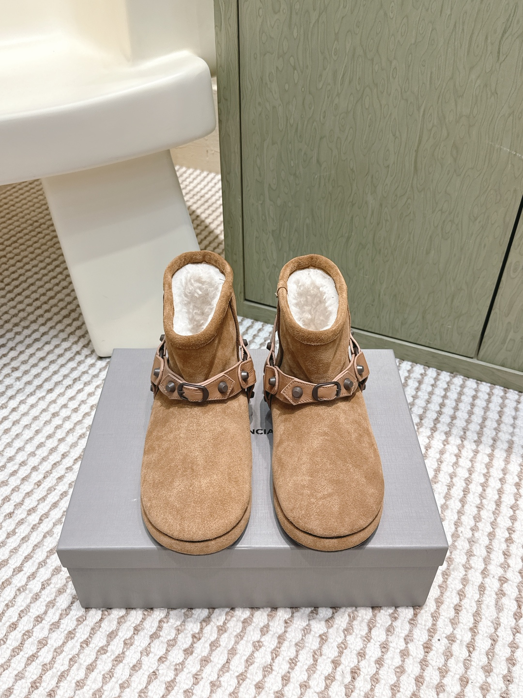 NO:576854,Guangdong-made purchase-grade BALENCIAGA Balenciaga ski series, the latest snow boots, genuine RMB purchase and development, perfect reproduction. The designer launches to explore the concept of originality and appropriation in the fashion industry, pay tribute to heritage and classics with a new series, break the conventional design with the iconic Balenciaga abstraction, collide with new ideas that are witty and harmonious, original one-to-one method, all fabrics are customized, double-layered uppers, one layer inside and one outside, exclusive molded outsole  Size35-40 (40 is custom-made and cannot be returned or exchanged), snow boots, balenciaga, balenciaga, boots19860909莞产代购级 BALENCIAGA巴黎世家滑雪系列 最新款 雪地靴 正品RMB购入开发 完美复刻 设计师推出探索时尚界对于原创与挪用的概念、以全新系列致敬传承与经典,以标志性Balenciaga抽象打破常规设计 碰撞出诙谐又和谐的新创意、原版一比一做法、面料全部定制 双层鞋面里外一层 独家开模大底 Size35-40（40订做不退换）,雪地靴,balenciaga,balenciaga,boots,Women's Shoes