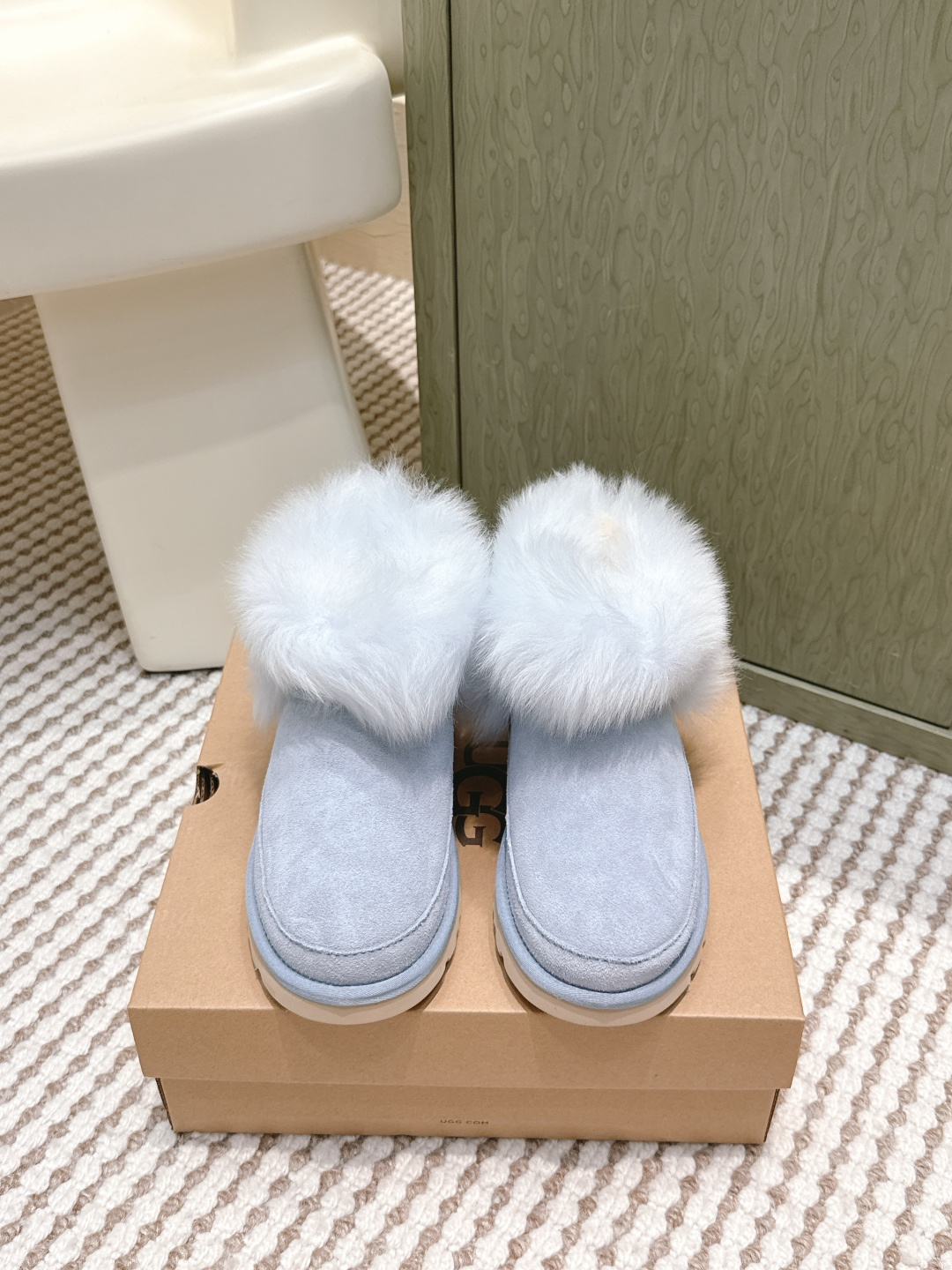 NO:576846,Purchasing agent UGG Titskut autumn and winter new women's casual classic furry slippers UGG  The newly released autumn and winter 'stepping on the clouds' natal slippers are suitable for all lazy styles ~ the sheepskin fur wraps your feet in warm tenderness, and the thick sole adds lightness. Whether you are going downstairs to pick up express delivery or wearing a sweater skirt, you can get 'lying flat fashion' with one click ~ half the fashion circle is wearing it, and it is easy to achieve the 'uncompromising sense of luxury' ~ the texture of the sheepskin fur is soft and fufu, like a little sheep on your feet  Suede upper (retro texture, with a casual atmosphere), sheepskin lining (soft and warm, comfortable to wear barefoot), large EVA thick sole (lightweight rebound, walking like walking on marshmallows) Size35-39 (40 made to order, non-returnable), snow boots, boots, slippers, skirts, sweaters, sheepskin19860909代购级 UGG蒂茨库特秋冬新款女士休闲经典毛毛拖鞋 UGG 秋冬新出的秋冬“踩云级”本命拖鞋,适配所有慵懒系穿搭～羊皮毛一体把双脚裹进暖呼呼的温柔里,厚底悄销垫出轻快感,不管是下楼取快递还是搭配毛衣裙,都能一键get'躺平式时髦”～半个时尚圈都在穿,轻松拿捏‘毫不赞力的高级感”～羊皮毛一体的质感软 fufu的,像把小绵羊揣在脚上 鞋面翻毛皮（复古肌理,自带随性氛围） 内里羊皮毛一体（软乎乎锁温,光脚穿都舒服）大底EVA 厚底（轻量回弹,走路像踩棉花糖） Size35-39（40订做不退换）,雪地靴,boots,slippers,skirts,sweaters,sheepskin,Women's Shoes