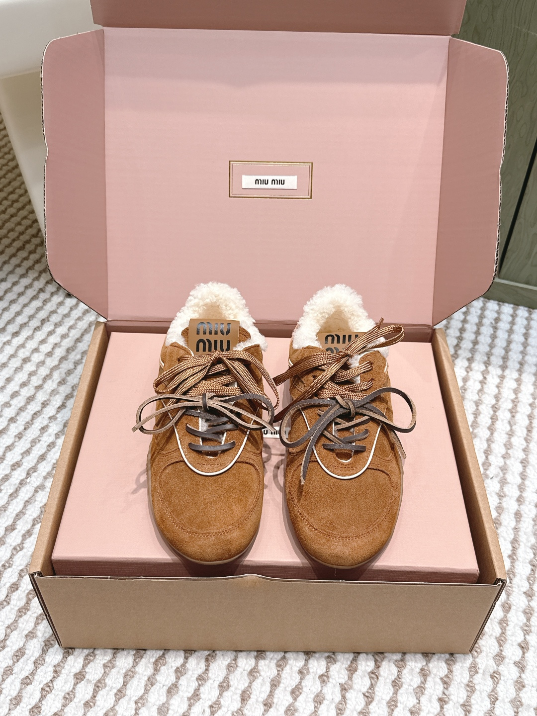 NO:576862,Purchasing agent level Miu Miu 25ss Spring and summer new catwalk MiuMiu Moral training casual shoes Show craftsmanship from Miu Miu series details close-up New season trend element 1 Collide with the beloved concept of the moment to convey modern style~ Looks good no matter how you wear it This summer’s fashionista’s favorite Does not look very comfortable The upper foot is super comfortable Fabric imported suede Lined sheepskin Wool lining Outsole Original sole  Size35-40 (40 orders are not returnable), casual shoes/sports shoes, miumiu, sneakers, sheepskin, chamois leather19860909代购级 Miu Miu 25ss 春夏新款走秀MiuMiu 德训 休闲鞋 秀场工艺来自Miu Miu系列的细节特写 新季的潮流要素一 与此刻挚爱的概念,多元对撞,传达现代风格~ 怎么穿都好看今夏时髦精最爱 看起来不怎么舒服 上脚超级舒服 面料进口麂皮 内里羊皮 羊毛内里 大底原版鞋底 Size35-40（40订做不退换）,休闲鞋/运动鞋,miumiu,sneakers,sheepskin,chamois leather,Women's Shoes