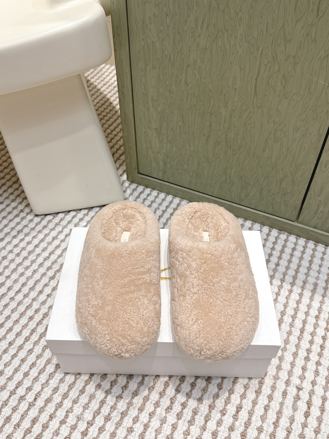 NO:577387,Purchasing agent level The Row25/new Baotou slippers Birkenstock slippers I fell in love with these shoes at first sight. It has a bit of retro flavor and looks good with any combination. It has always been a minimalist style without any logo embellishment. It uses a full wool bag making process and is made by master craftsmen. It is super waste material and is comfortable, soft and skin-friendly when worn barefoot.  Don’t worry about the feel of your feet at all. It is inevitable to wear it well. If you don’t feel comfortable wearing it on your feet, you won’t want to take it off after putting it on. If you are very demanding about the feel of your feet, you can close your eyes and wear it. It is simple and versatile!  Fabric original wool, wool foot pads, delicate and soft feel, very comfortable and soft, sample molded outsole Size #35-39 (40 41 customized, non-refundable), semi-slip fur shoes19860909代购级 The Row25/新款包头拖 勃肯拖 第一眼看到这个鞋子就爱上了 带点复古味随意搭配都好看,一贯极简风格,没有任何logo点缀,采用全毛套包制作工艺,老师傅制作,超级废料,上脚裸穿舒适柔软亲肤 脚感方面完全不可担心,好穿是必然的,穿若无穿的上脚体验,穿上就不想脱的款,对脚感要求高的闭眼入它,简约百搭款！ 面料原版羊毛 羊毛垫脚 手感细腻柔软,非常舒适柔软,样板开模大底 Size#35-39（40 41 定做不退换）,半拖毛毛鞋,Women's Shoes