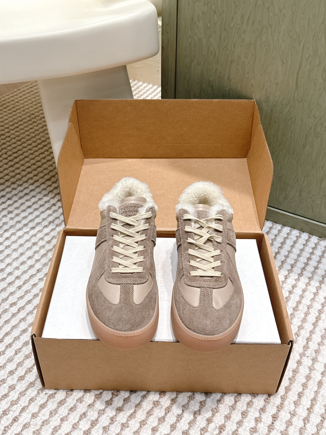 NO:577057,Purchasing agent level MaisonMargiela MM6 Margiela thick-soled moral training shoes casual sports shoes original purchase development and production of ghost designer brand, an affordable luxury brand  This German training shoe continues the classic T-shaped leather splicing design. It has been carefully improved by the design team many times, just to let you experience the most original military taste. Special material/cloth surface. The soft and delicate characteristics are combined with the fashionable cloth surface, making it ultra-soft and comfortable while maintaining good breathability. Comfort and texture go hand in hand. It can be easily worn in any combination in all seasons. The fabric is original custom-made imported cowhide. The lining is imported soft wool. The lining is made of original open-molded rubber material. The sole is 5CM thick.  Size35-40 (40 orders are not returnable), casual shoes/sports shoes, masion margiela, masion margiela, sneakers, cowhide19860909代购级 MaisonMargiela MM6 马吉拉 厚底 德训鞋 休闲 运动鞋 原版购入开发 做货 鬼才设计师品牌,一个轻奢品牌 这一款德国训练鞋延续了经典的T形真皮拼接设计,经过设计团队多次的精心改良,只为让您体验最原始的军旅味道~材质特殊材料/布面,柔软细腻的特点与时尚潮流的布面相结合,使其既有超高的柔软舒适度,又同时保持不错的透气性能~舒适与质感并行,轻松驾驭四季穿着任何搭配 面料原版定制进口牛皮 内里进口柔软羊毛 里 大底原版开模橡胶材质 底厚5CM Size35-40（40订做不退换）,休闲鞋/运动鞋,masion margiela,masion margiela,sneakers,cowhide,Women's Shoes