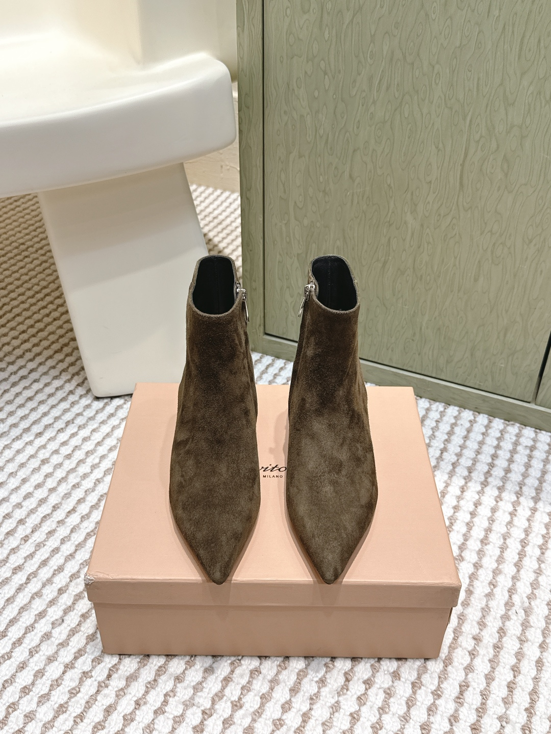 NO:577053,Purchasing-grade gianvito rossi 25 new autumn and winter catwalk short boots!  One of the most worth-buying boots this year!  There are so many Internet celebrities wearing it. This autumn and winter are really cool. The autumn and winter limited edition is very difficult to buy at the counter. It looks very hard, but it is actually very soft and easy to wear!  The feet feel great!  The boots are wide, no matter whether your legs are thick or thin, you can wear them with a loose feeling and make your legs look very straight!  !  Full of punk style!  Fabric: Imported calfskin/imported suede, lining cowhide Outsole: Italian genuine leather outsole Size#35-42 (40 41 42 customization is not returnable), boots, boots, cowhide, chamois leather, Leather soles19860909代购级 gianvito rossi 25 秋冬走秀新款短靴！ 今年最值得入手的靴子 没有之一！超多网红明星上脚 今年秋冬确实泰酷辣 秋冬限定款 专柜非常难买 看着很硬的样子 其实非常软巨好穿！脚感超赞！ 靴筒宽大 不管腿粗腿细 都能穿出宽松感而且非常显腿直！！朋克风十足！ 面料:进口小牛皮/进口麂皮 内里牛皮 大底:意大利真皮大底  Size#35-42（40 41 42定制不退换）,靴子,boots,cowhide,chamois leather,Leather soles,Women's Shoes