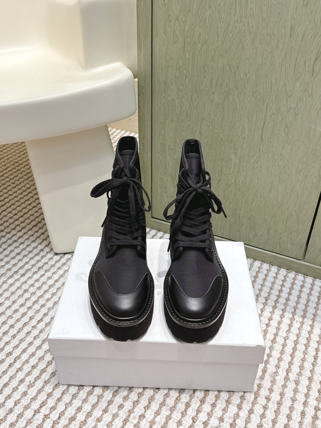 NO:577380,Purchasing agent Celine 25ss autumn and winter popular Martin boots. The most popular Martin boots of the year. A perfect item for slimming and heightening. Original purchase and development. All details are correct. Original customized fabric/cowhide surface/cowhide lining/genuine leather extension/original outsole. Size#35-40 (40 orders are not returned or exchanged), boots snow boots, celine, celine, boots, cowhide19860909代购级 Celine 赛琳 25ss 秋冬爆款马丁靴 年度人手一双的马丁靴 显瘦增高满分单品 原版购入开发 所有细节无差 原版定制布料/牛皮面/内里牛皮/真皮延条/原版大底 Size#35-40（40订做不退换）,靴子雪地靴,celine,celine,boots,cowhide,Women's Shoes