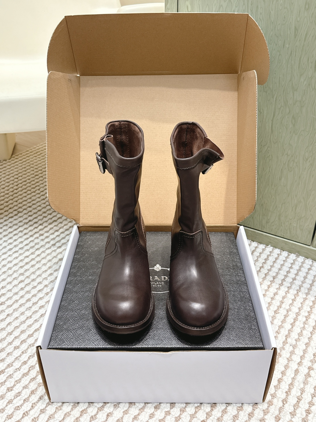 NO:577368,Purchasing agent Prada 25ss autumn and winter retro western cowboy boots, fashionable motorcycle Martin boots, unique taste, everyone loves and easy to control, they are popular every year. There is also a versatile classic shoe last, enough to conquer you, wear it, increase the height and casual, simple and handsome on the feet. The material is imported calfskin, the inner foot pad is dyed sheepskin, soft and delicate, comfortable, Italian leather outsole anti-slip rubber outsole combination  Size#35-40 (40 orders are not returnable), boots, prada, prada, boots, cowhide, sheepskin, Leather soles19860909代购级 Prada普拉达 25ss 秋冬 复古西部牛仔靴 时尚机车马丁靴,独到味道,人人都爱也轻松驾驭 每年都会爆.还有就是百搭经典的鞋楦,足以征服你,穿上它,增高休闲两不失误,上脚简单帅气 面料进口小牛皮 内里垫脚透染羊皮 柔软细腻,脚感舒适, 意大利真皮大底防滑橡胶大底组合 Size#35-40（40订做不退换）,靴子,prada,prada,boots,cowhide,sheepskin,Leather soles,Women's Shoes