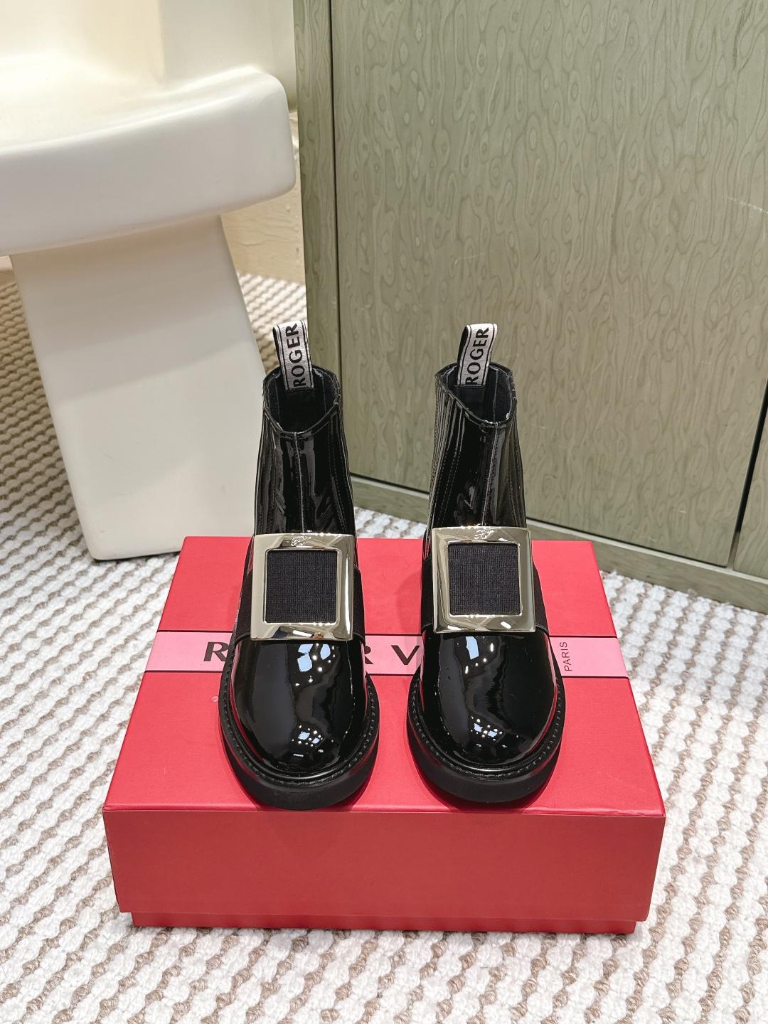 NO:577362,Purchasing agent Roger Vivier 25s new autumn and winter diamond buckle cowhide slip-on elastic Martin boots new viv run series square diamond Chelsea platform boots top new release This popular RV diamond buckle boots in the fashion circle have been planted countless times on Weibo and Xiaohongshu ins!  Driven by celebrities such as Reba and Ouyang Nana, they are now extremely popular. Compared with ordinary Chelsea boots, they are more fashionable and show off their temperament!  Personally, I think the one with diamonds is more girly, but it’s both salty and sweet!  Cool and beautiful, don’t worry about matching!  A pair of platform boots with high-end temperament!  6CM platform sole, upper imported calfskin/calf patent leather/with shiny Swarovski rhinestone square buckle, lining imported mixed sheepskin outsole, original molded foam anti-slip outsole Size#35-40 (40 orders made, non-returnable), boots, roger vivier, boots, cowhide, sheepskin19860909代购级 Roger Vivier 25s 秋冬新款 钻扣牛皮 一脚蹬 松紧 马丁靴 新款viv run系列方钻切尔西松糕底靴顶级上新 这款火爆时尚圈的RV钻扣靴 微博 小红书 ins 被种草无数！ 热巴 欧阳娜娜等一众明星的带动下 现在也是火的不得了比起普通的切尔西靴子 更时髦 更显气质！ 个人认为带钻的,更少女一些,总之可盐可甜！又酷又美 搭配不用愁！气质高级的一款松糕厚底靴,！6CM松糕底 鞋面进口小牛皮/小牛漆皮/配闪亮施华洛水钻方扣 内里进口混种羊皮 大底原版开模发泡防滑大底 Size#35-40（40订做不退换）,靴子,roger vivier,boots,cowhide,sheepskin,Women's Shoes