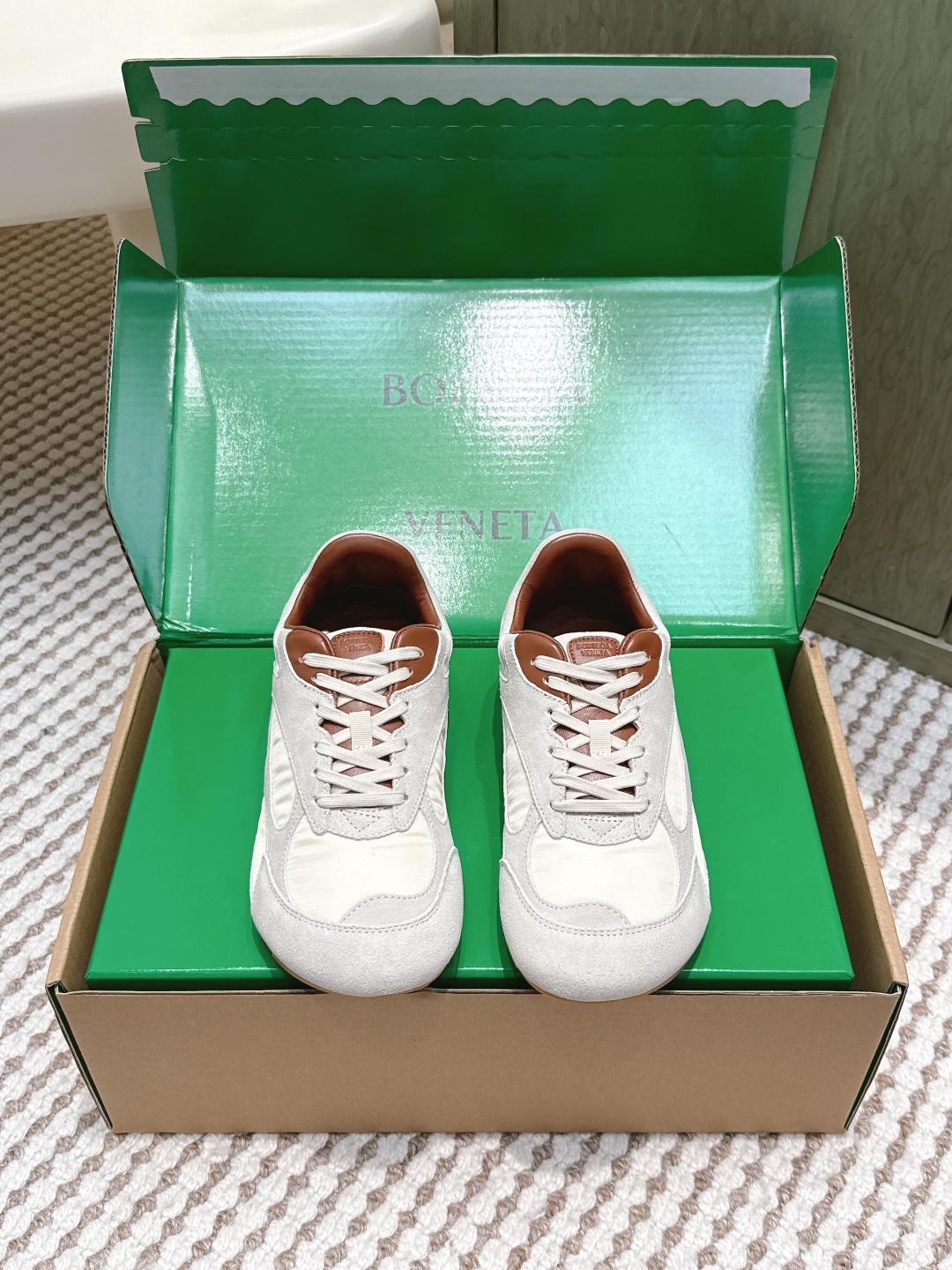 NO:577820,Purchasing agent grade (official website sync box packaging) Bottega Veneta BV 25ss new Forrest Gump shoes Dexun sneakers Sneaker technology nylon and suede, inspired by retro sneakers, a new interpretation of classic sneakers, a light, comfortable and breathable summer must-have item. The sole uses a classic woven texture, super recognizable, nylon suede stitching, full of texture!   Size #Female 35-40 (45 can be customized and non-returnable) #Male 39-45 (45 can be customized and non-refundable), casual shoes/sports shoes,bottega veneta,bottega veneta,bottega veneta,sneakers,chamois leather19860909代购级（官网同步盒包装） Bottega Veneta BV葆蝶家 25ss新款 阿甘鞋 德训运动鞋 Sneaker科技尼龙和绒面打造,灵感来自复古球鞋,全新演绎经典运动鞋,轻便、舒适、透气的夏季必备单品 鞋底采用经典的编织纹理,超有辨识度,尼龙麂皮拼接,满满的质感呈现！  Size#女35-40（40订做不退换）  #男39-45（45可订做不退换）,休闲鞋/运动鞋,bottega veneta,bottega veneta,bottega veneta,sneakers,chamois leather,Women's Shoes