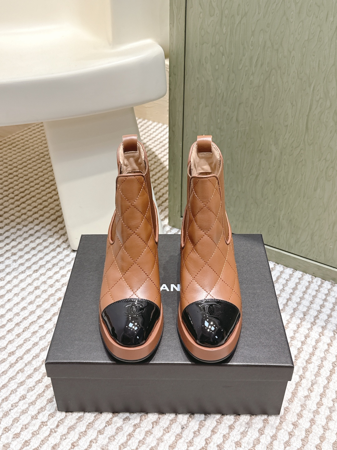 NO:577811,Purchasing agent level Chanel 25ss Autumn and Winter Series Thick heels Water platform short boots Very popular large double C design Handmade stitching is very time-consuming and labor-intensive Unique outsole double stitching method Rose red sole stickers let you inadvertently reveal highlights The outsole stitching will never come off The bottom is firm and permanent Retro is the classic rich C flavor that will be passed down forever Fabric imported sheepskin Lined suede Outsole Pu water platform and Italian genuine leather outsole Size #35-40 (40  Custom-made (non-refundable), boots, chanel, boots, sheepskin, Leather soles19860909代购级 Chanel 25ss 秋冬系列 粗跟 水台短靴 非常火的大双C设计手工车线非常耗时耗力 独特大底双拼做法 玫红色底贴让你不经意露出亮点大底车线永不脱底牢固永久复古就是经典浓郁C味永久流传 面料进口羊皮 内里小山羊皮 大底Pu水台和意大利真皮大底 Size#35-40（40 订做不退换）,靴子,chanel,boots,sheepskin,Leather soles,Women's Shoes